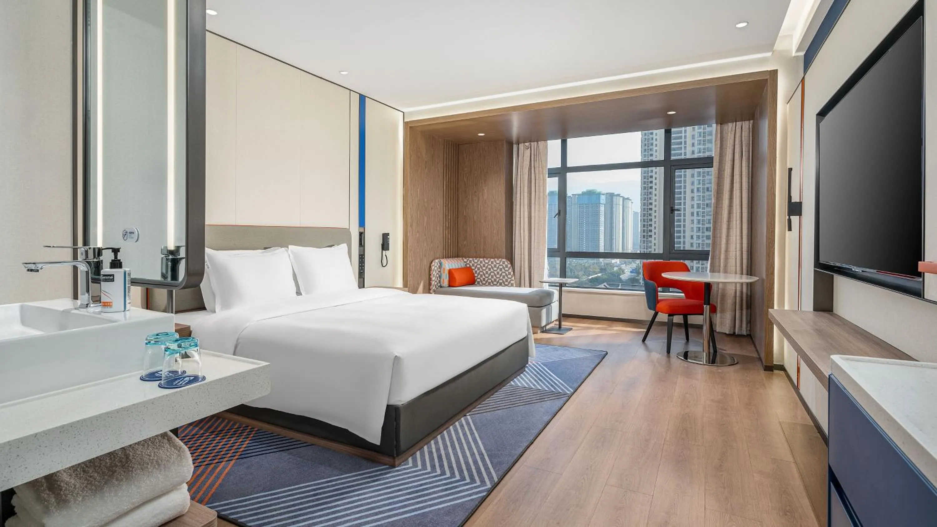 Photo of the whole room, Bed in Holiday Inn Express Chenzhou Suxian by IHG