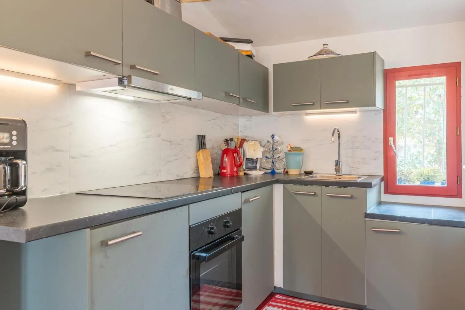 Coffee/tea facilities in Finsonius Studios