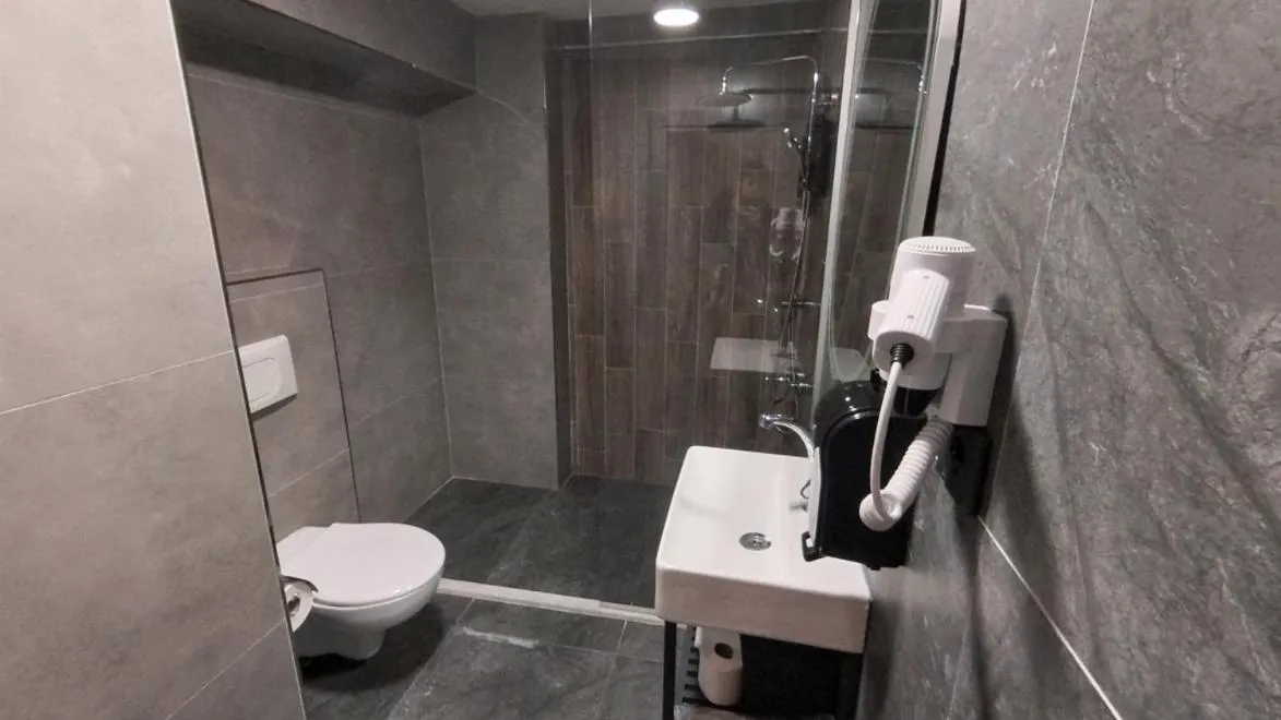 Shower in Optimal Hotel