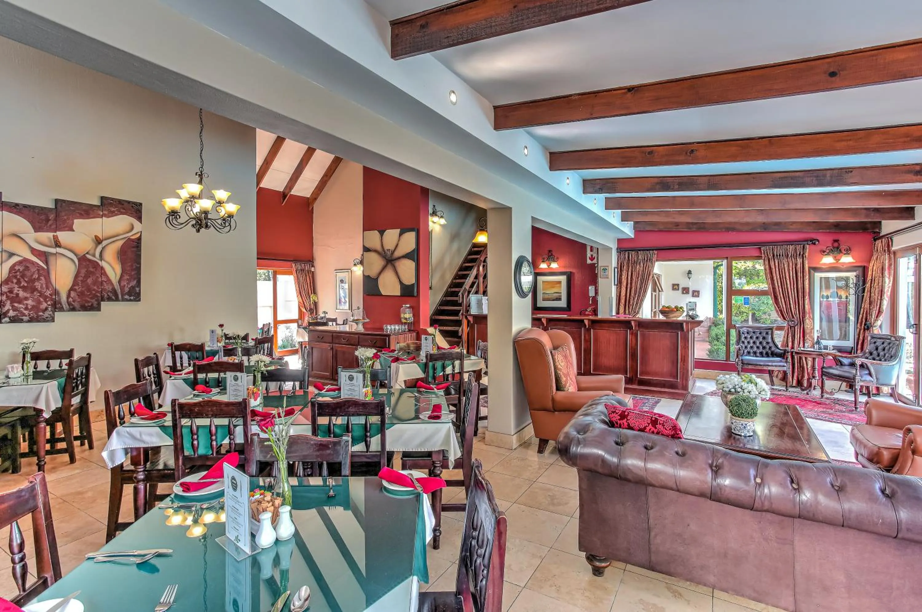 Communal lounge/ TV room in Sunninghill Guest Lodges