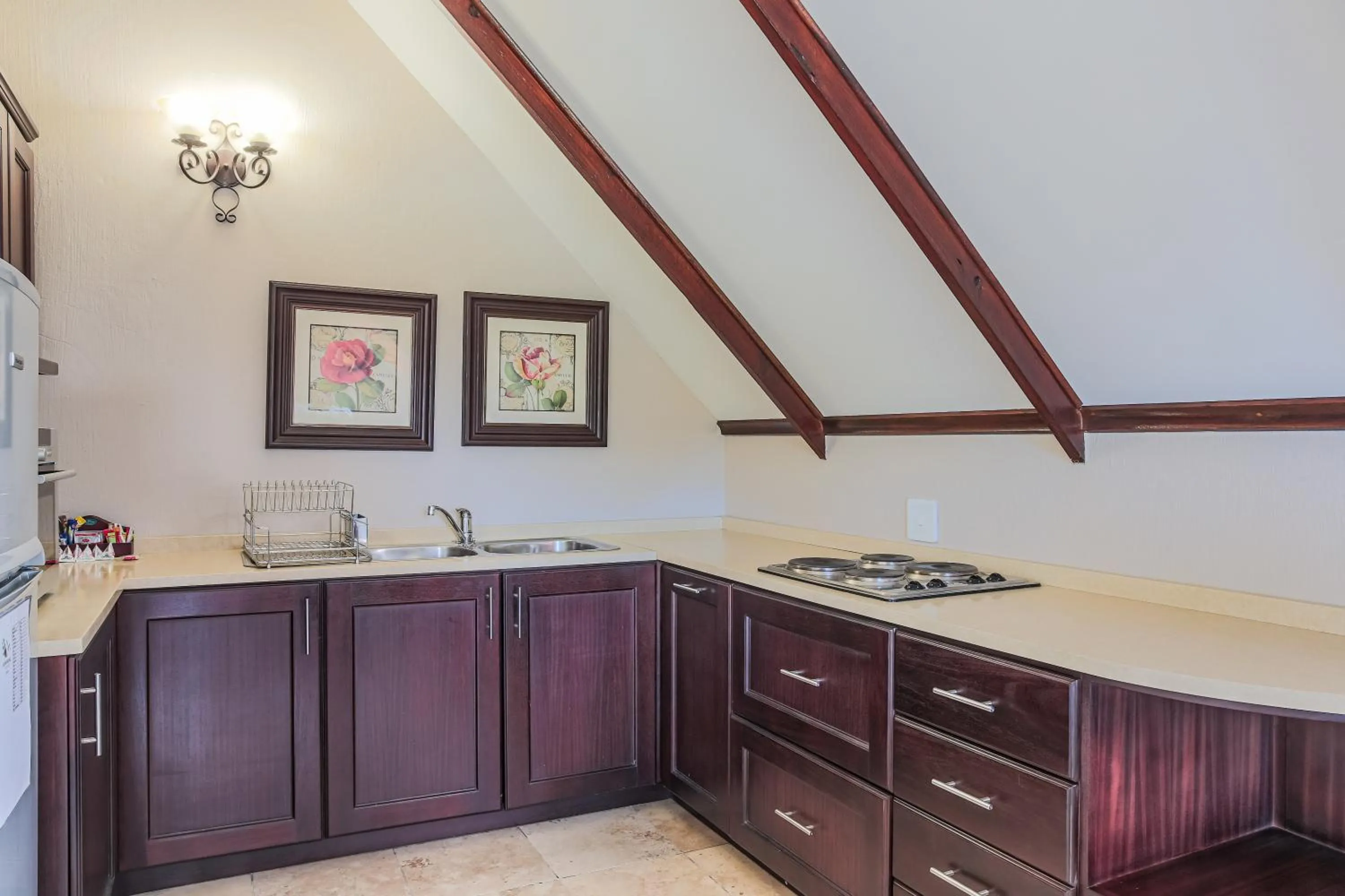 Kitchen or kitchenette in Sunninghill Guest Lodges