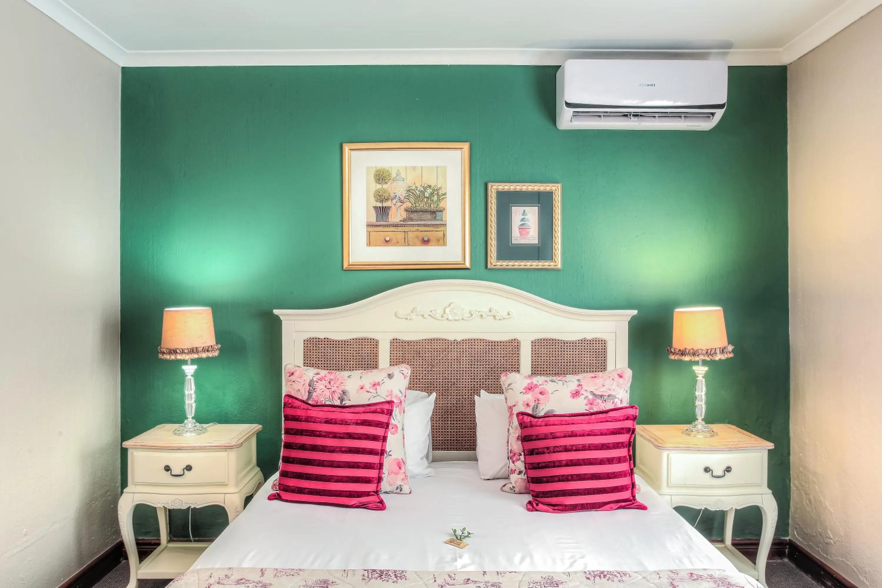 Bed in Sunninghill Guest Lodges