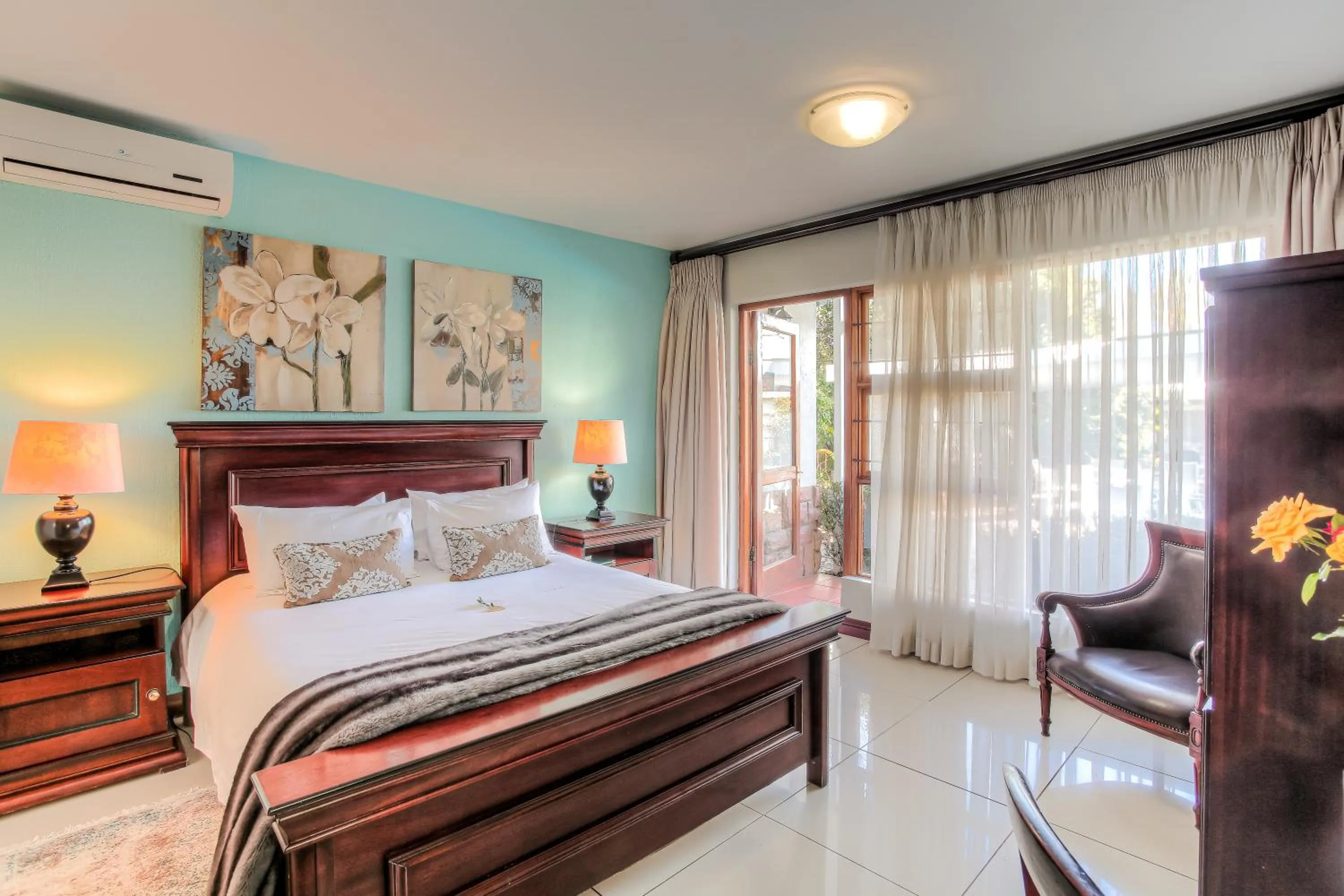 Bed in Sunninghill Guest Lodges