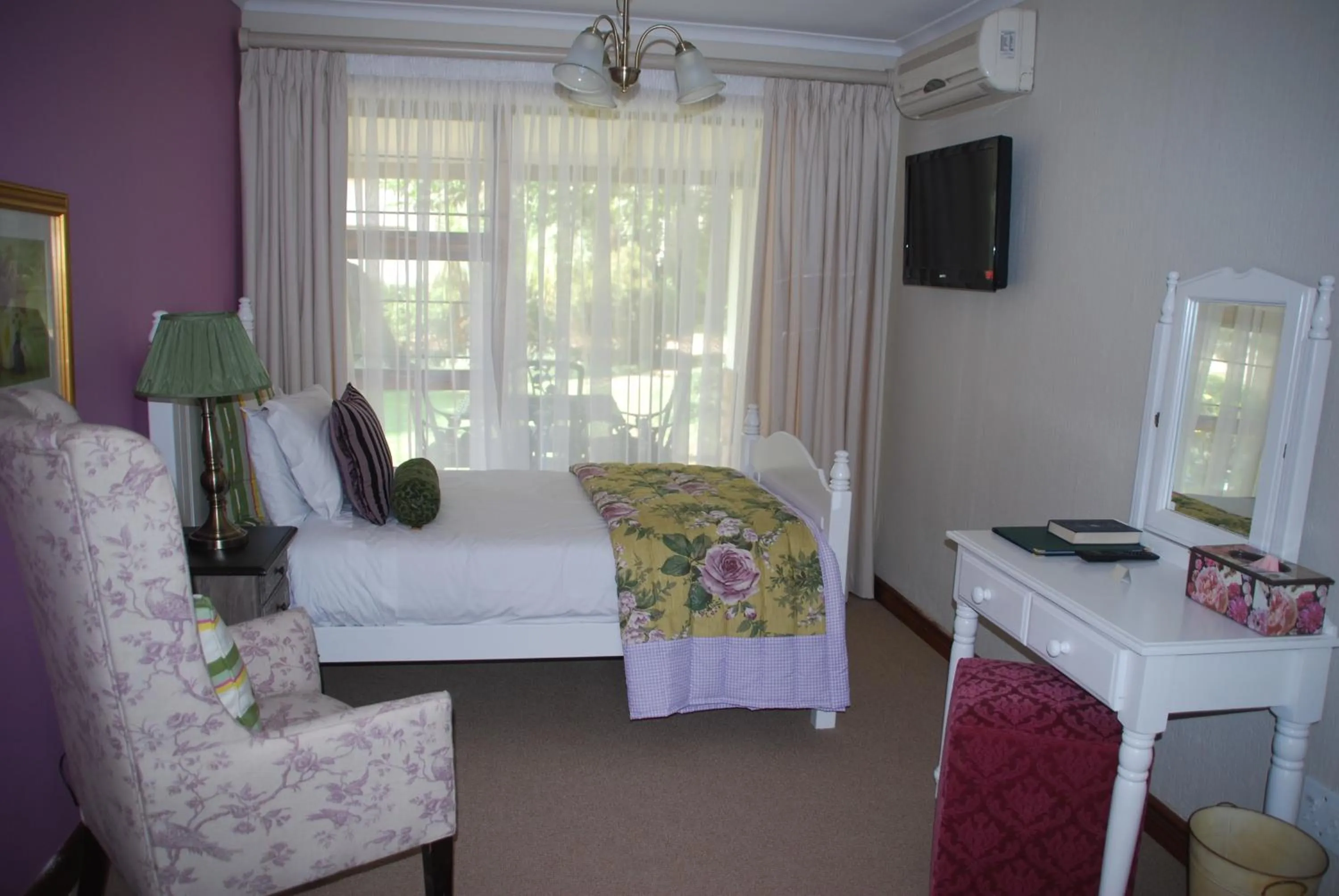 Photo of the whole room, Bed in Sunninghill Guest Lodges
