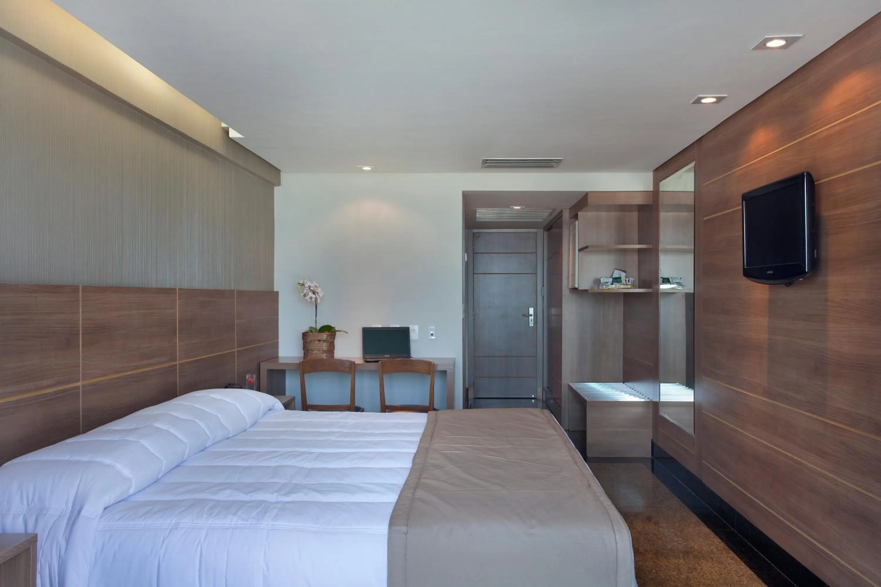 Photo of the whole room, Bed in Royalty Barra Hotel