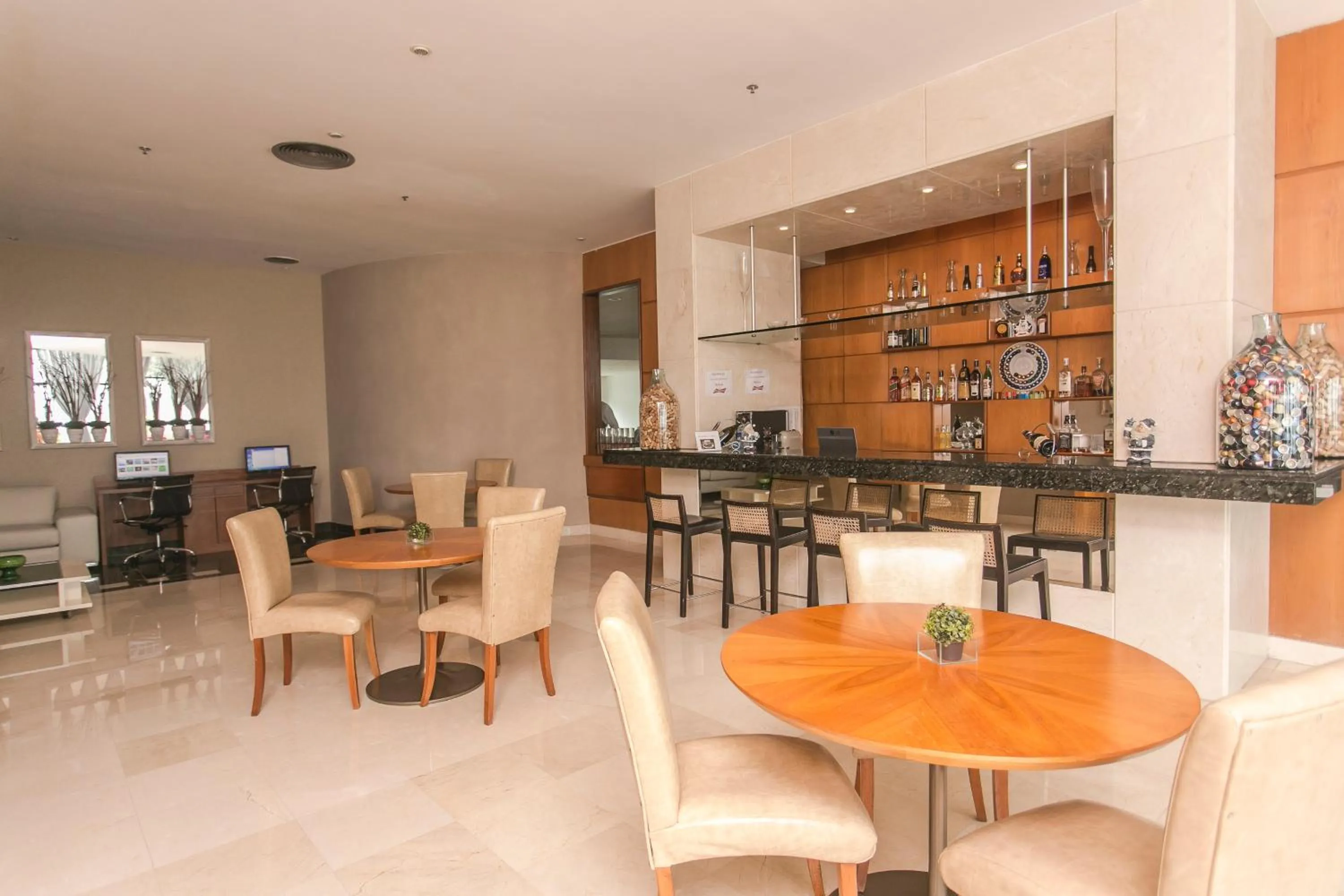 Lounge or bar in Royalty Barra Hotel