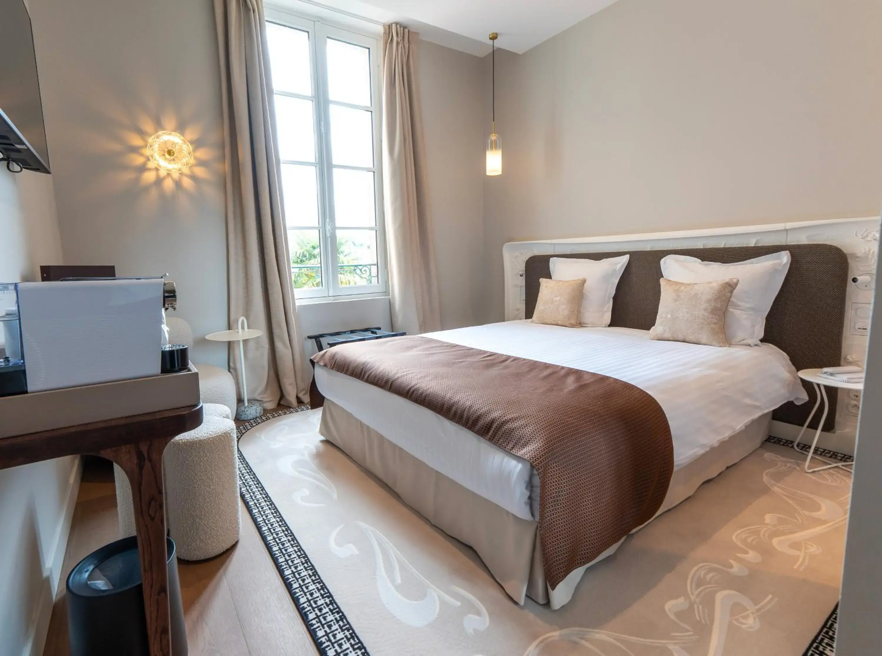 Small Double Room in Hôtel des Arts Small Double Room in Hôtel des Arts