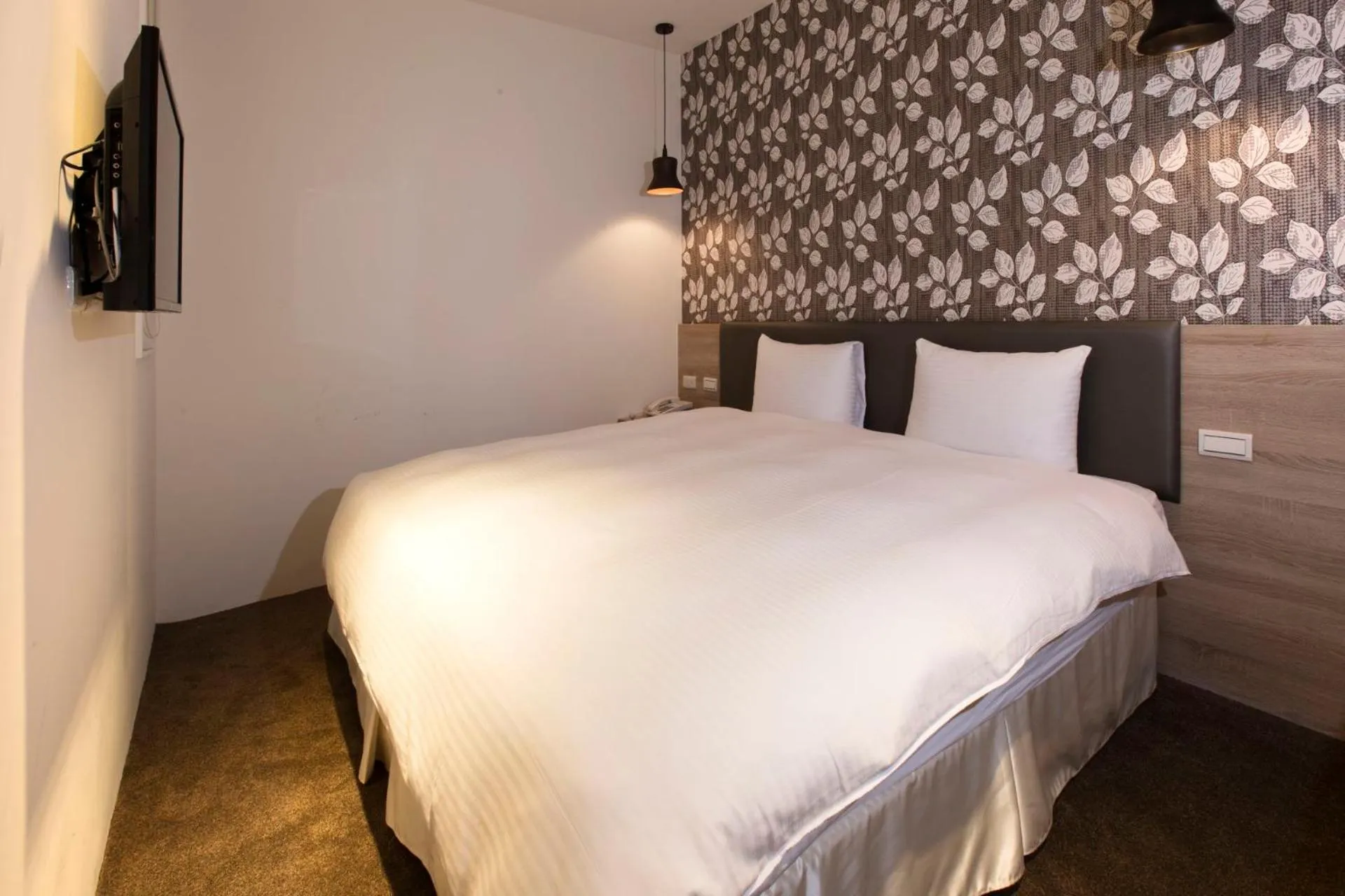 Bed in Queens Hotel II