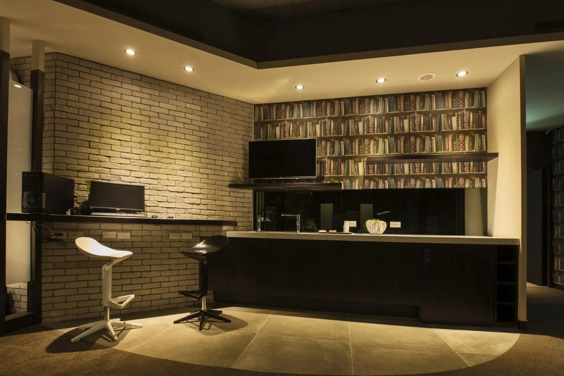 Communal lounge/ TV room in Queens Hotel II