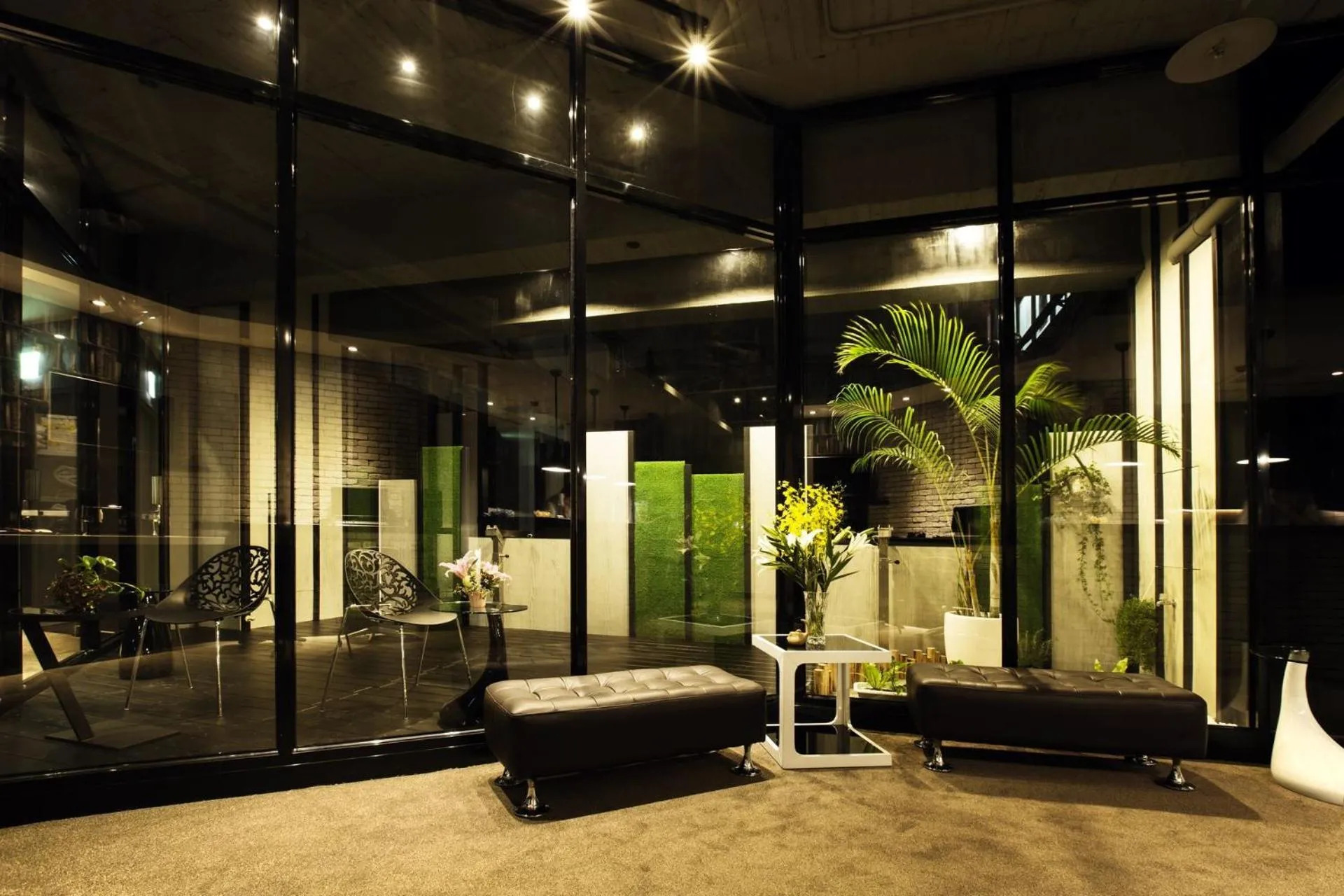 Communal lounge/ TV room in Queens Hotel II