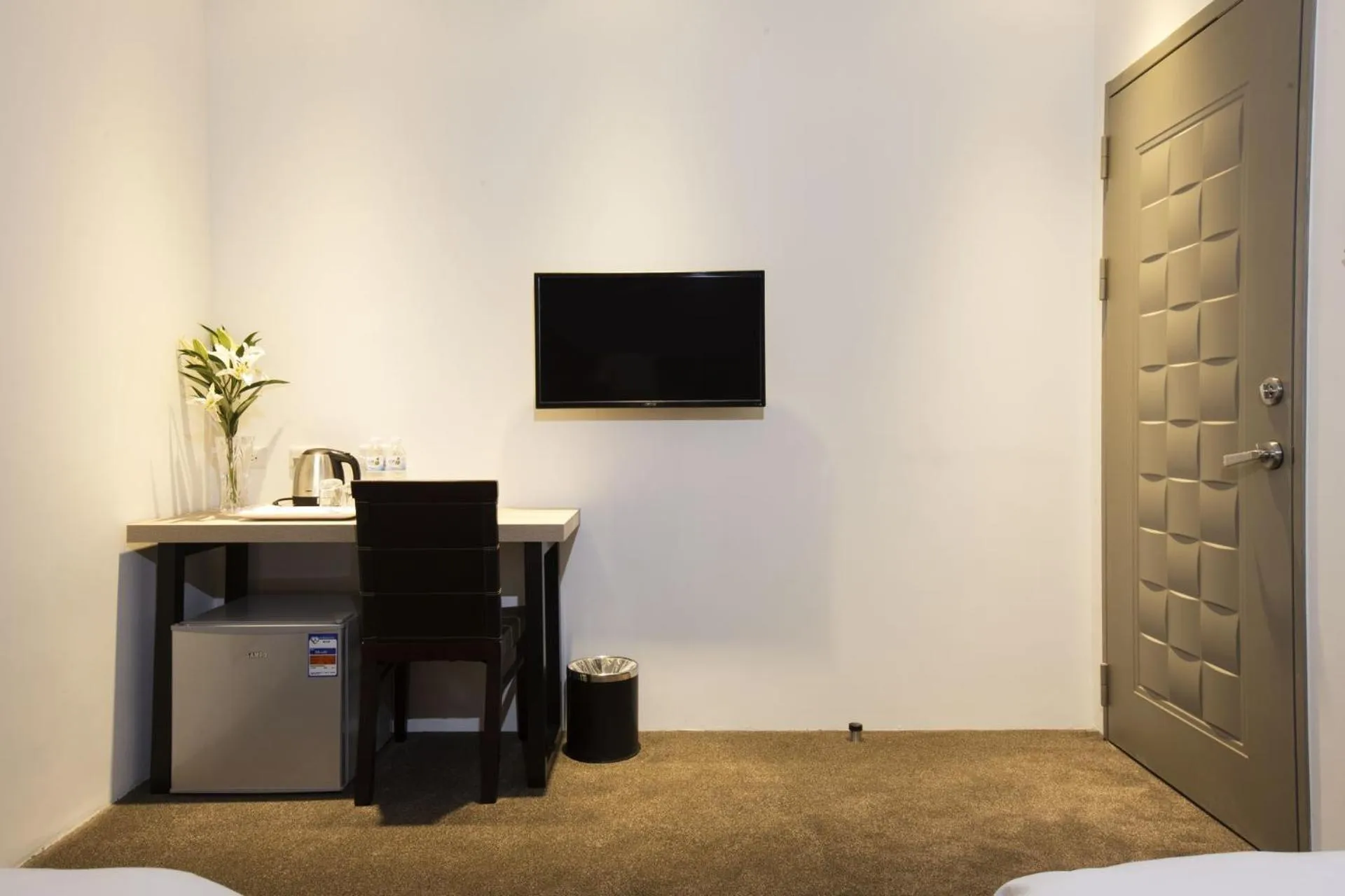 Decorative detail, Bed in Queens Hotel II