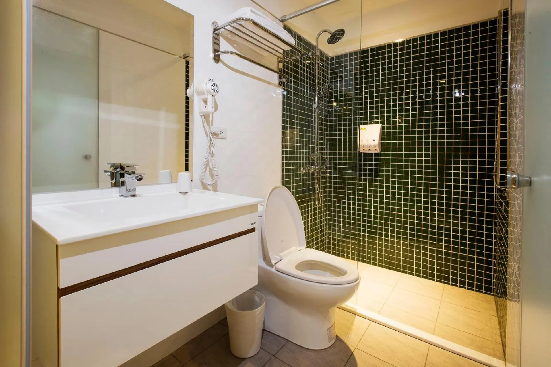 Bathroom in Queens Hotel II