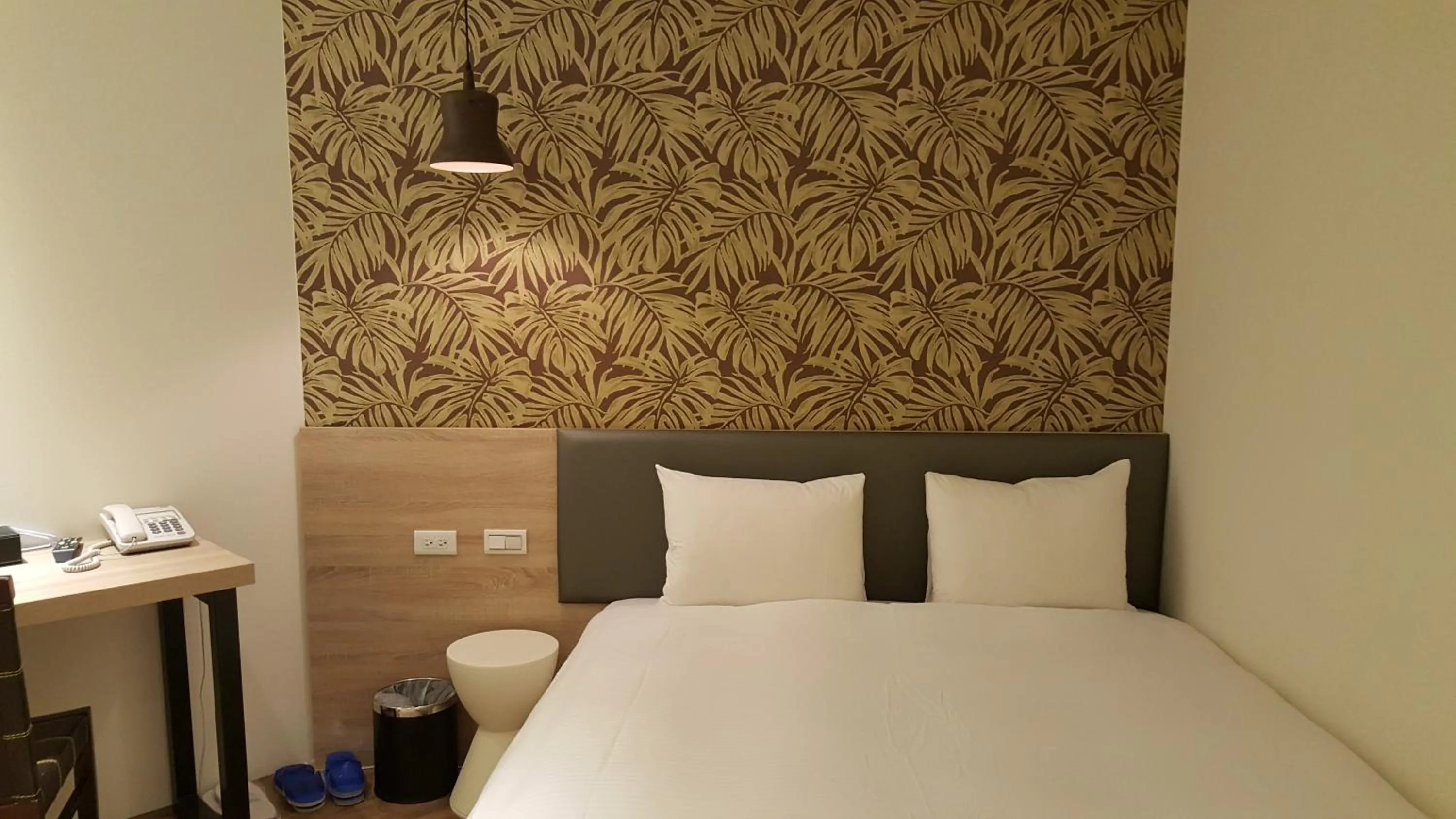 Bedroom, Bed in Queens Hotel II