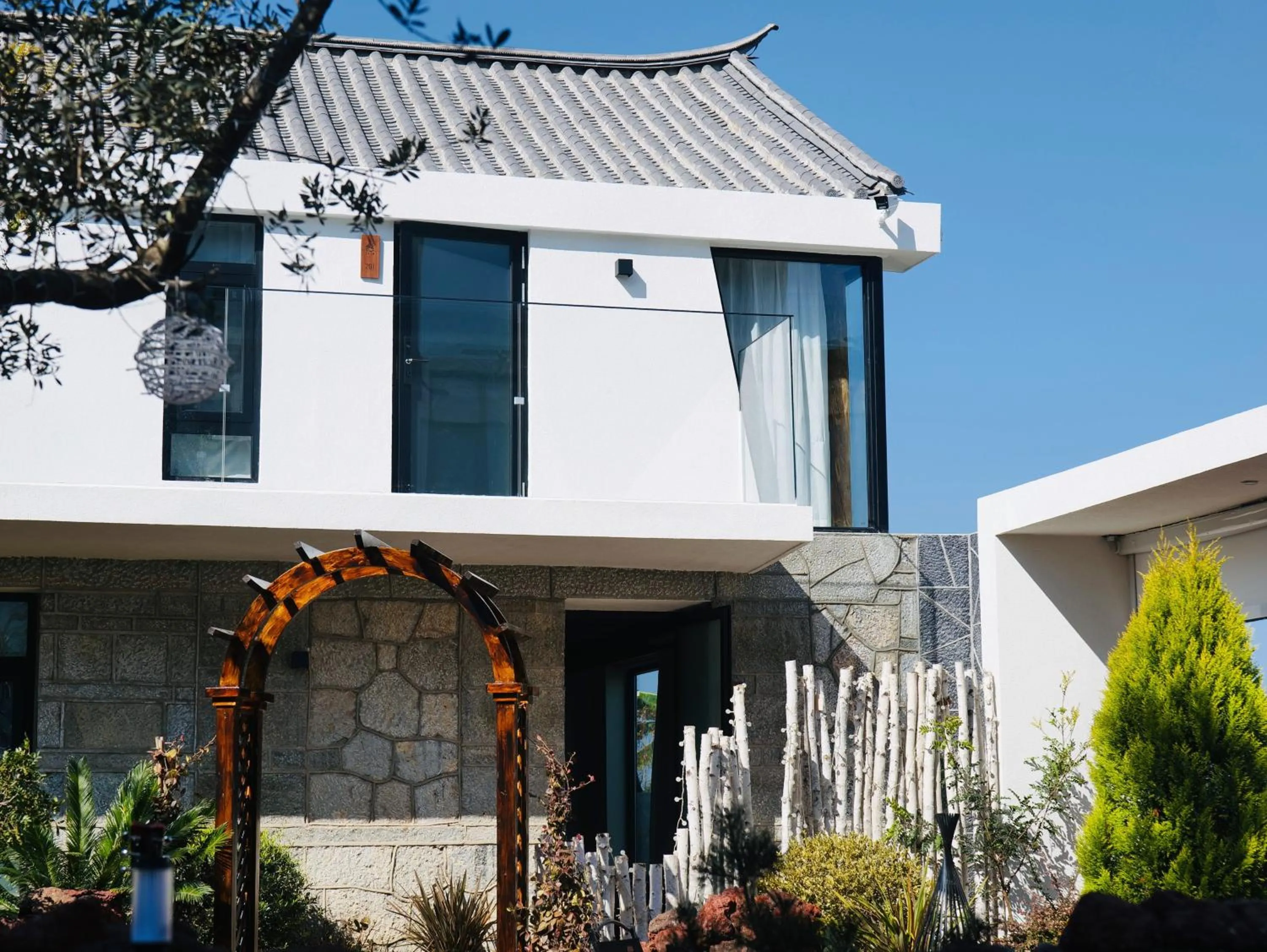 Leisure Courtyard Seascape Designer Hotel-Free one-way airport transport for check in three consecutive nights