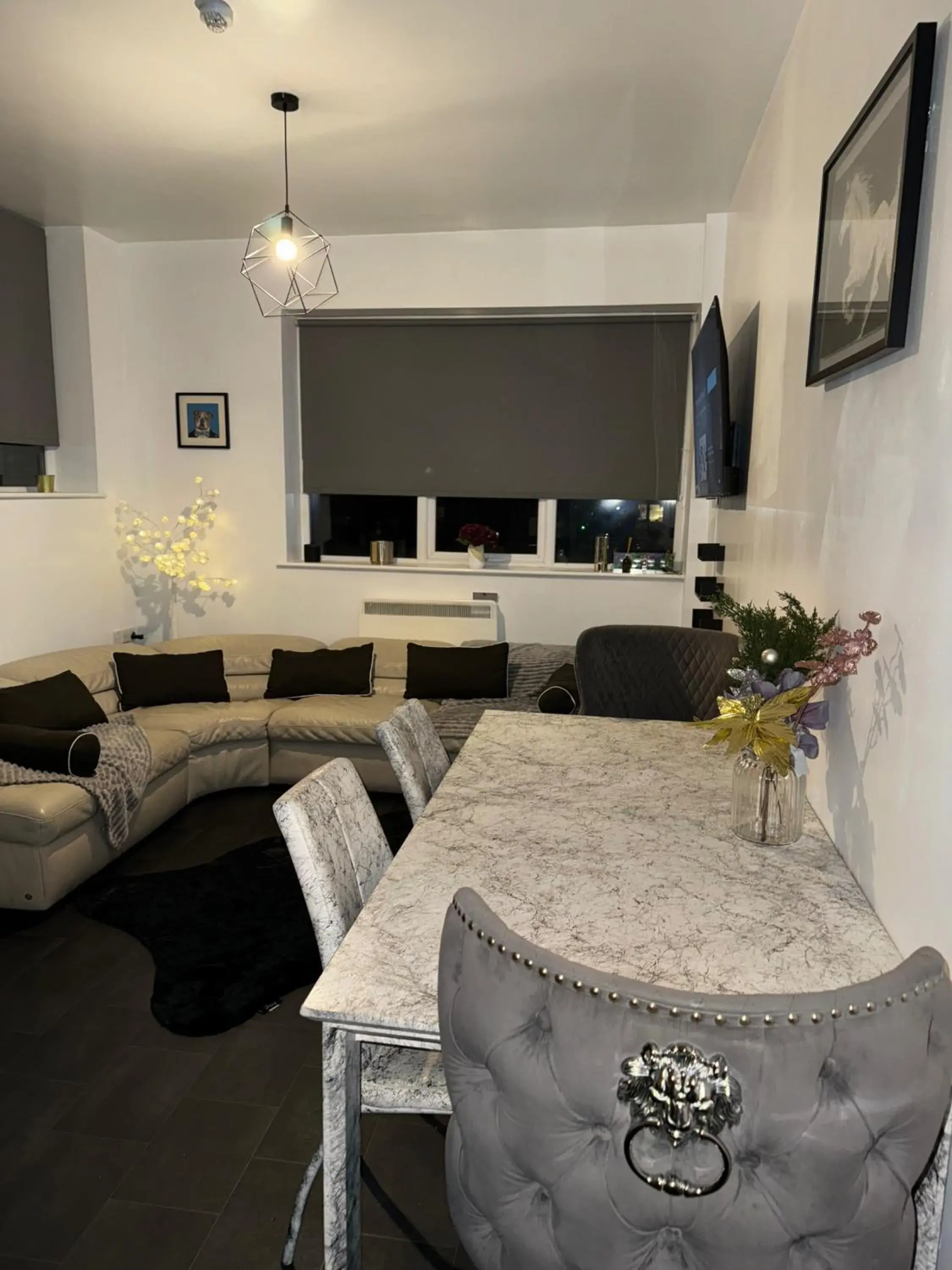 Central Sheffield 3-Bed Apt Sleeps 6 with Parking Central Sheffield 3-Bed Apt Sleeps 6 with Parking