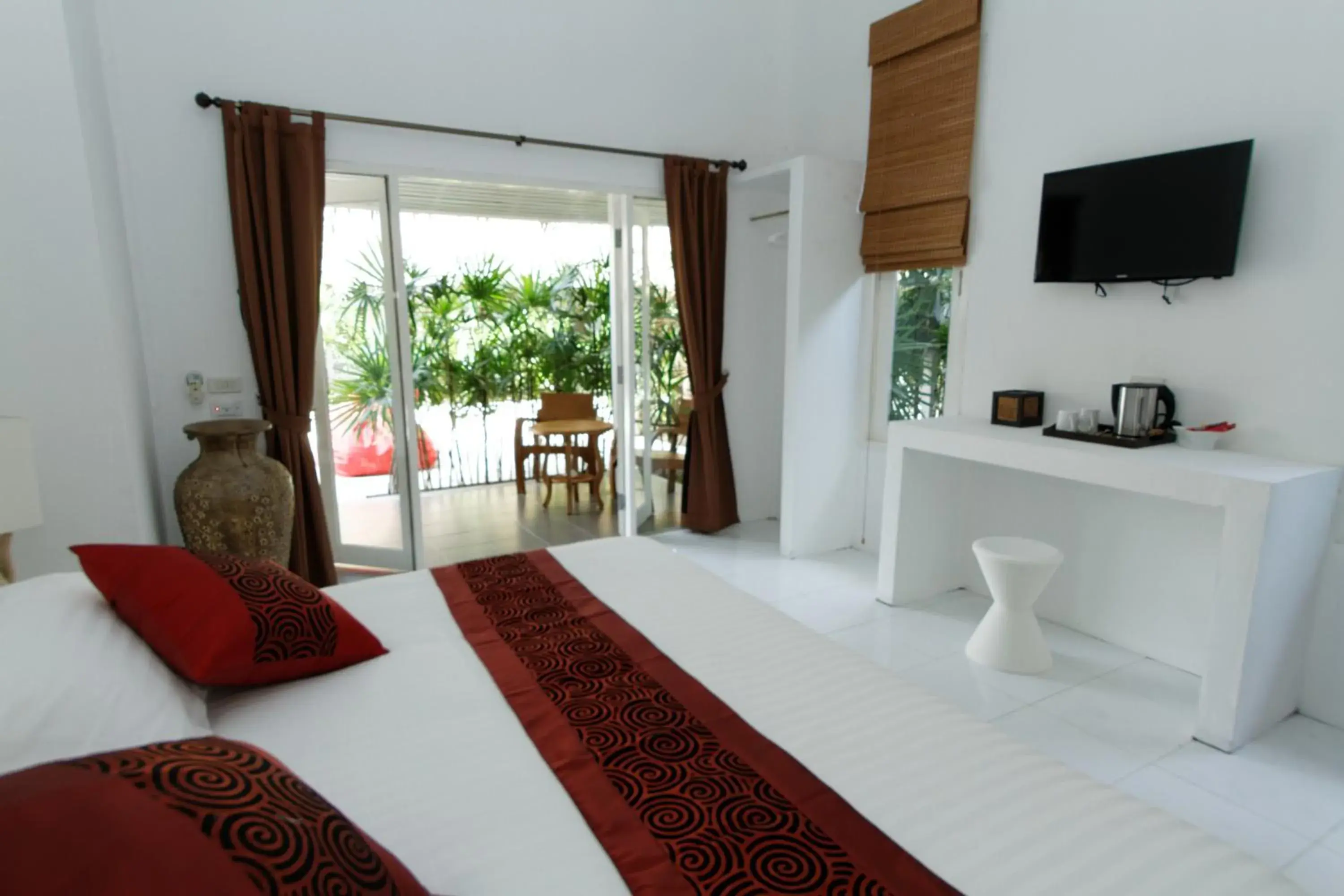 Coffee/tea facilities, Bed in The White Cottage Coffee/tea facilities, Bed in The White Cottage