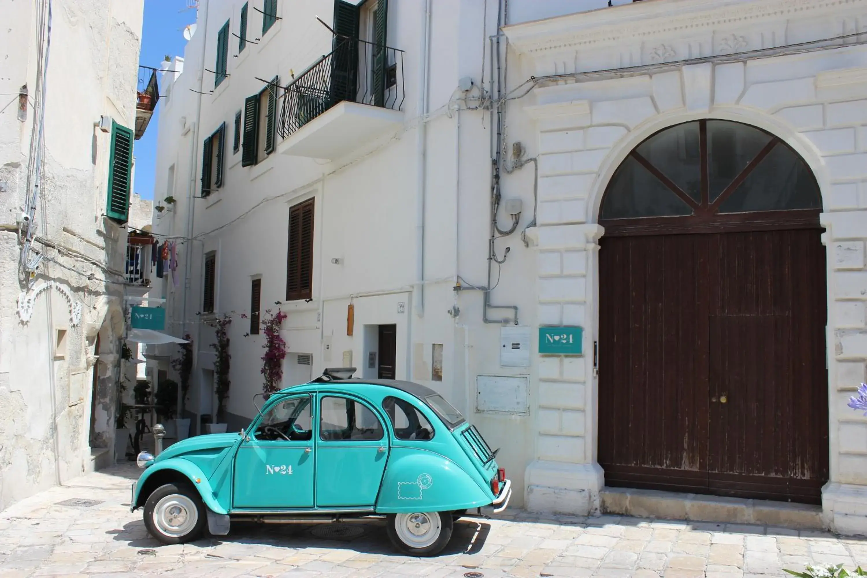 Facade/entrance in Santa Maria 24 Facade/entrance in Santa Maria 24