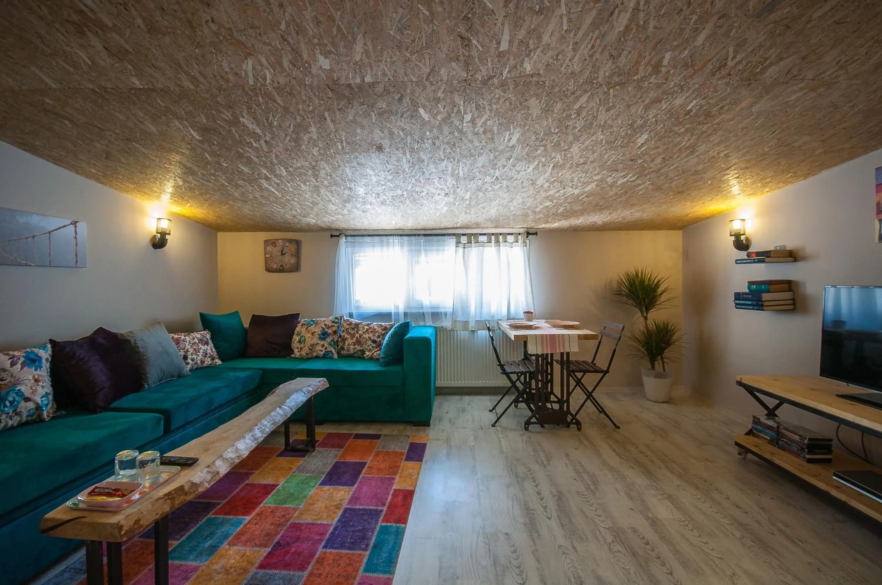 Day, Bed in Newway Apartments