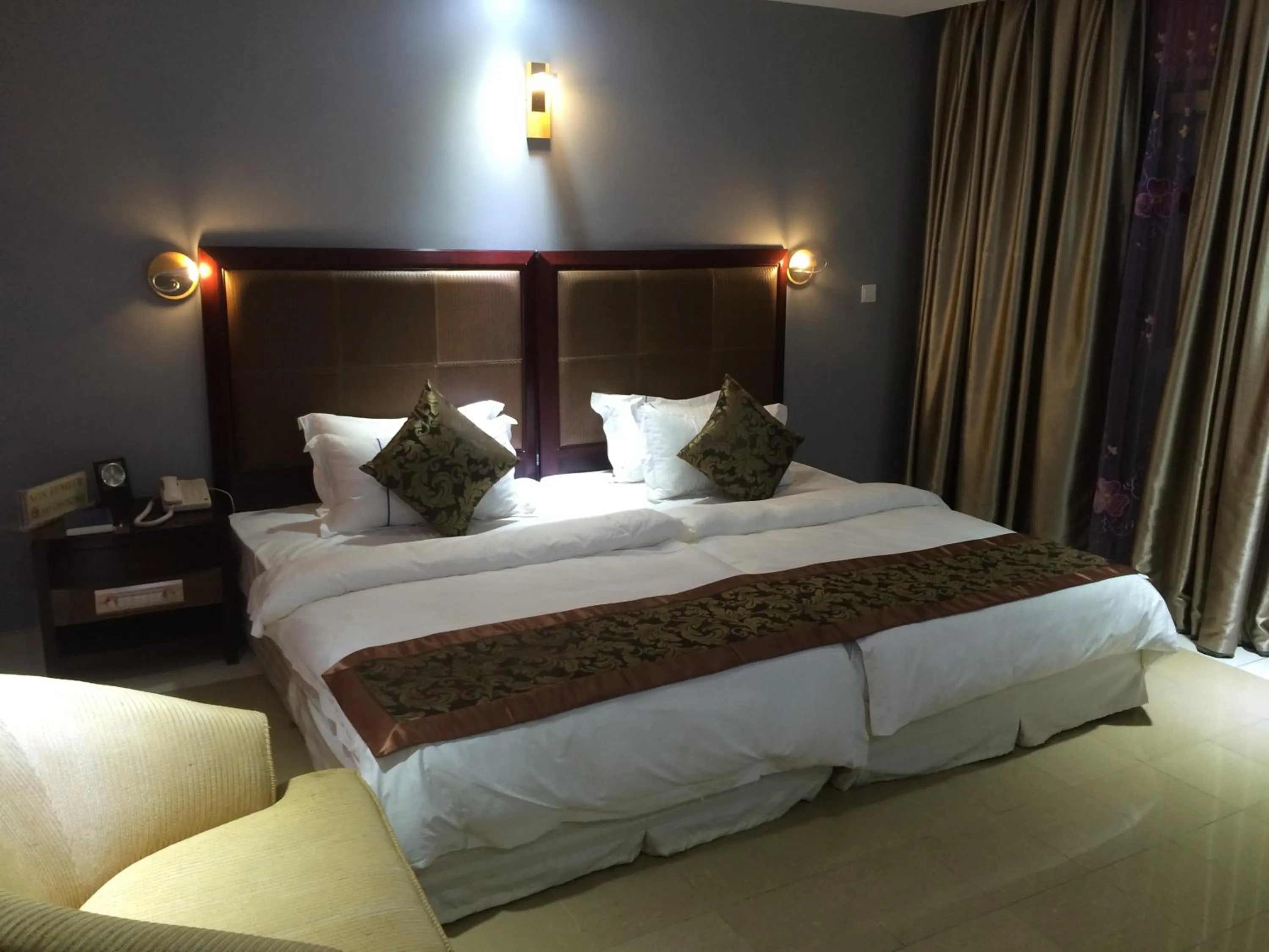 Bedroom, Bed in Sun Beach Hôtel