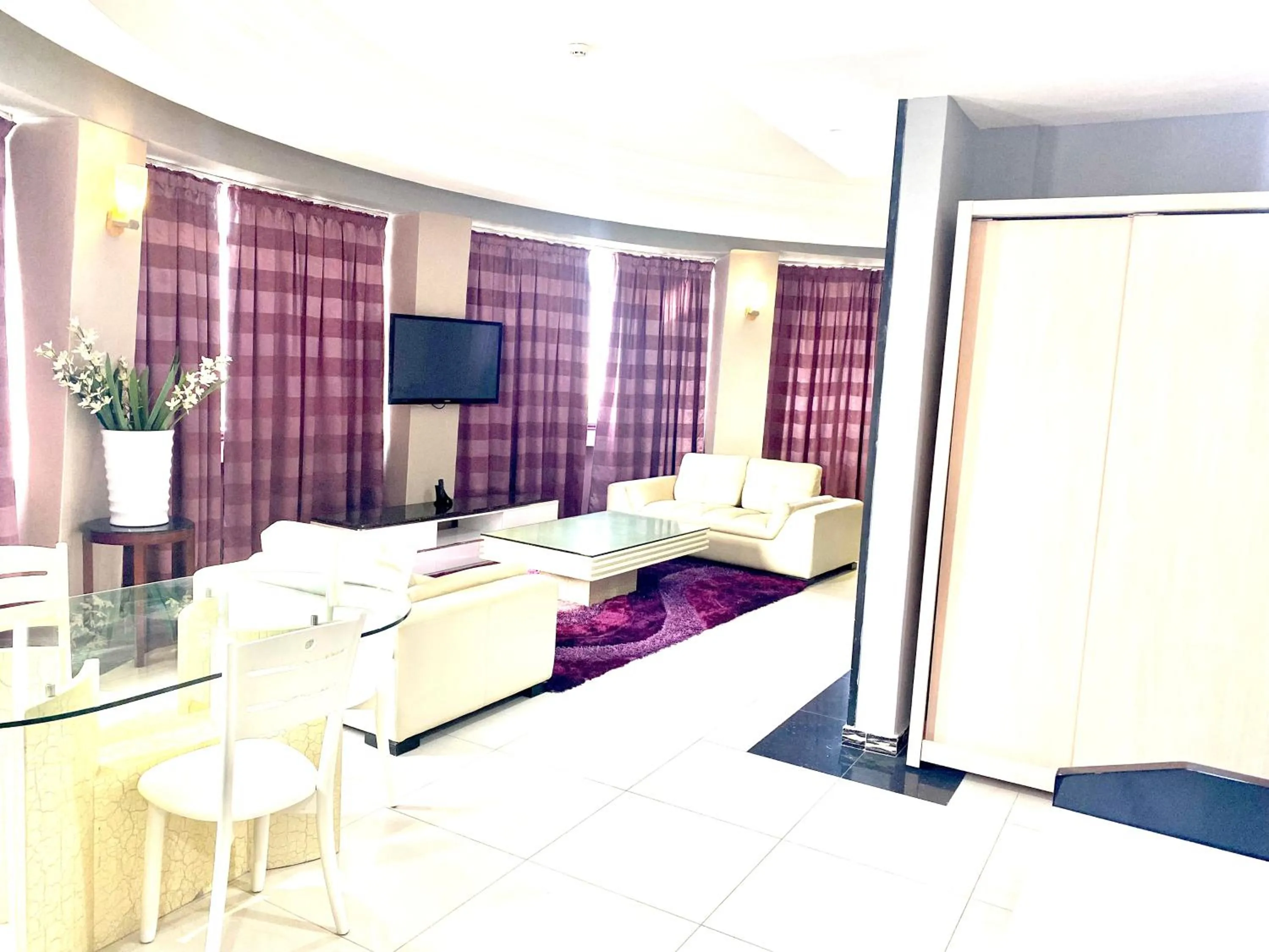 Living room, Bed in Sun Beach Hôtel