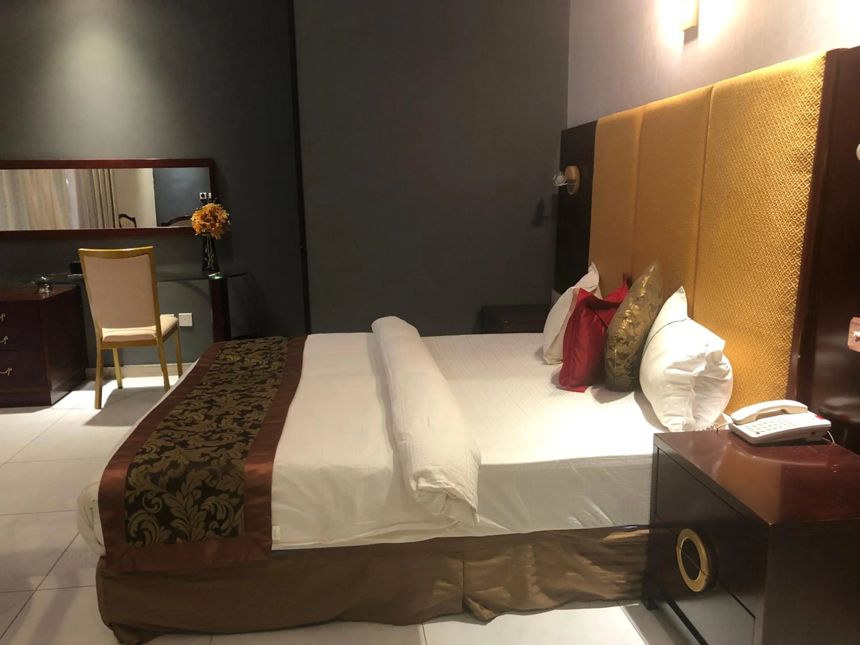 Bedroom, Bed in Sun Beach Hôtel