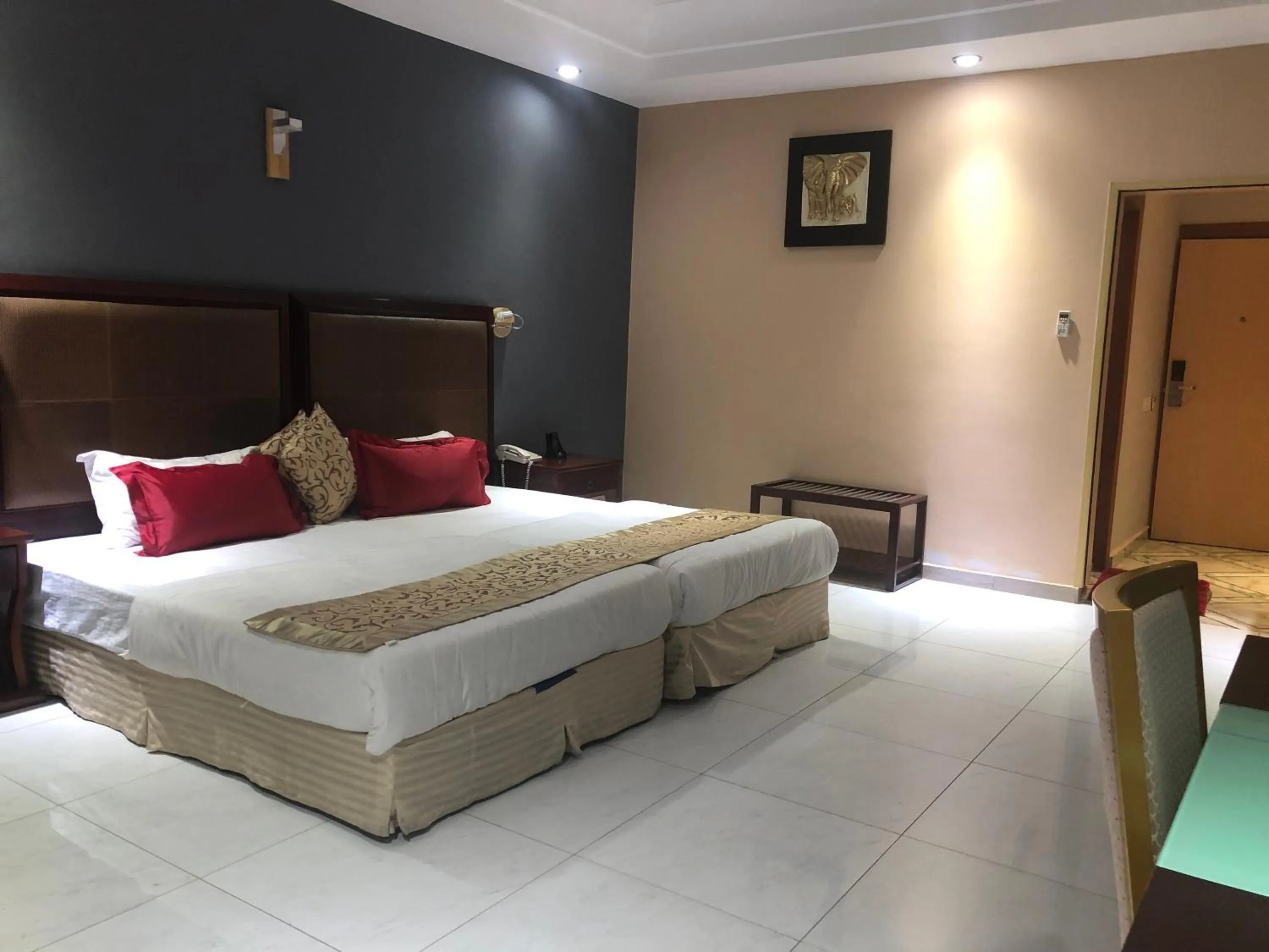 Bedroom, Bed in Sun Beach Hôtel