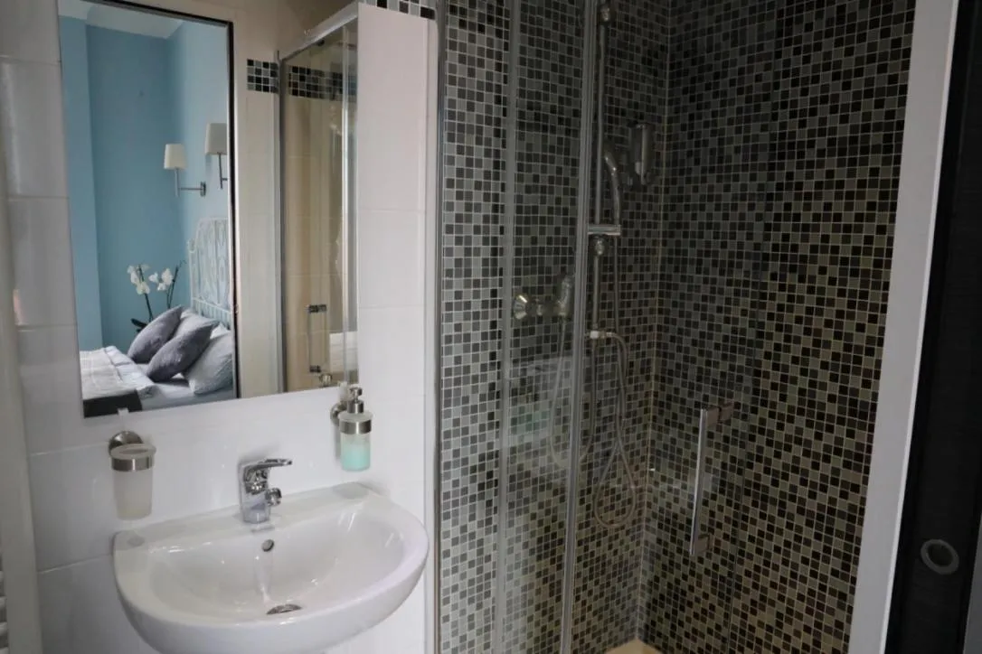 Shower in Apartments Monaco