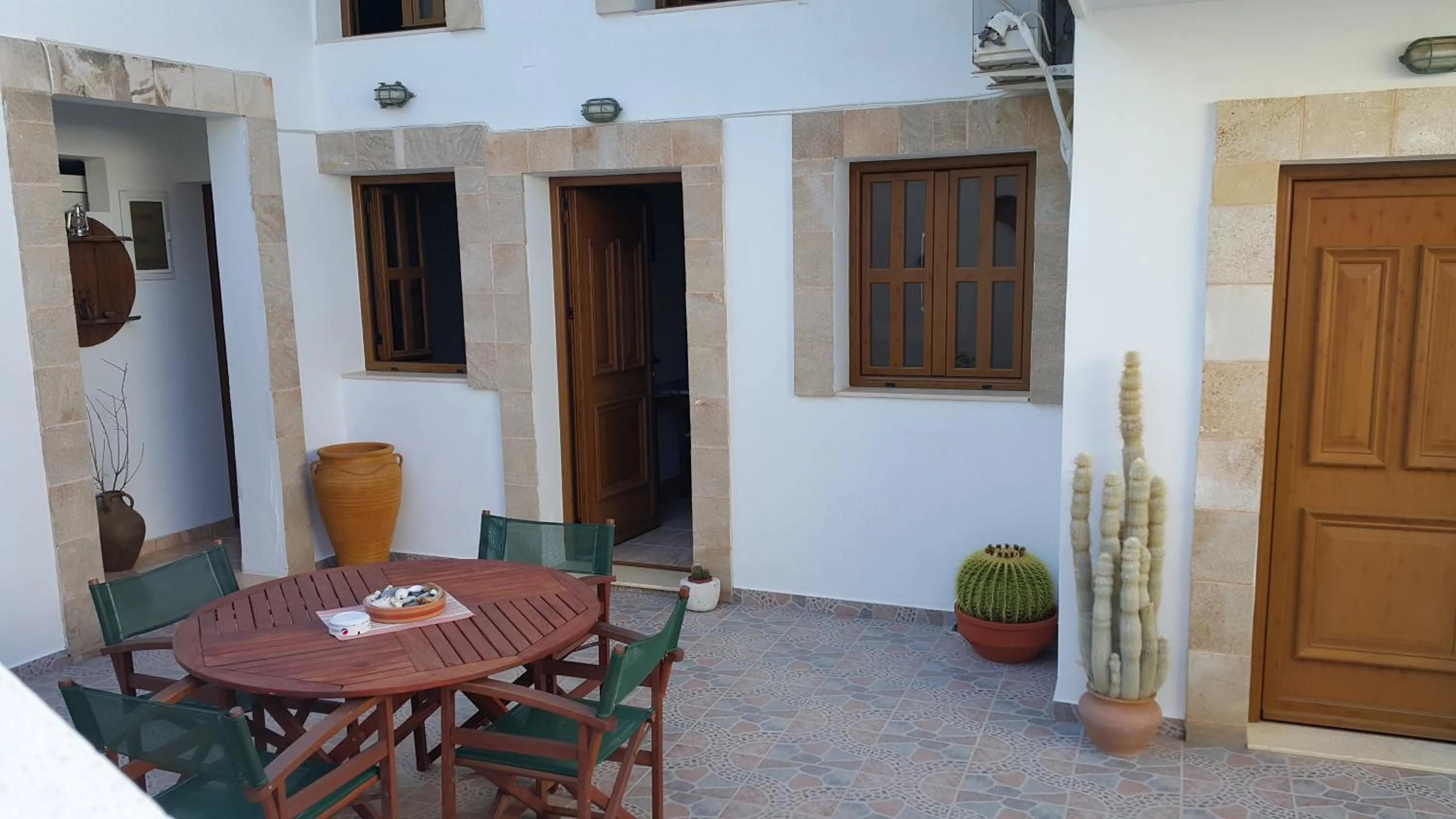 Area and facilities in Lindos Center Studios