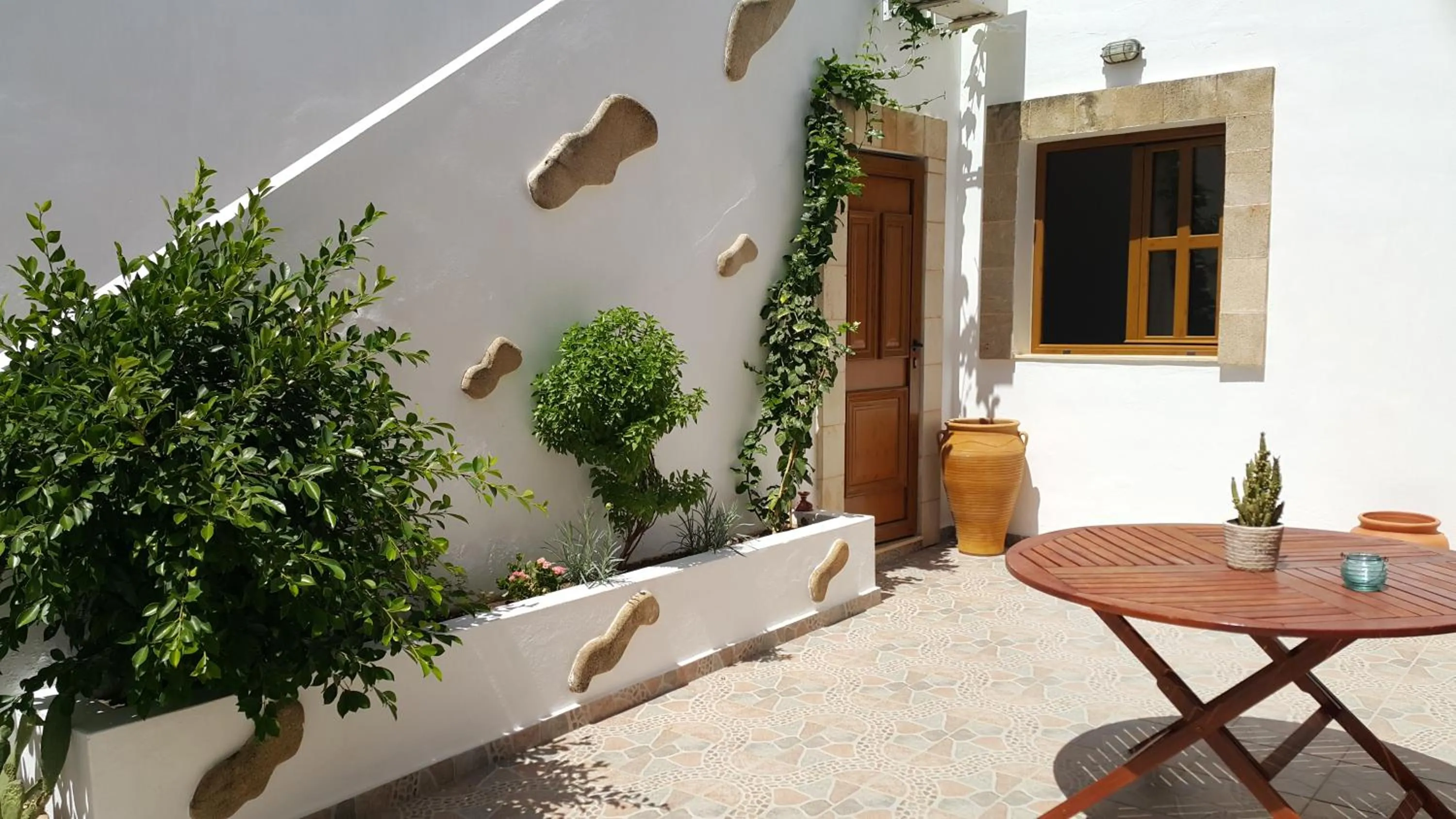 Facade/entrance in Lindos Center Studios
