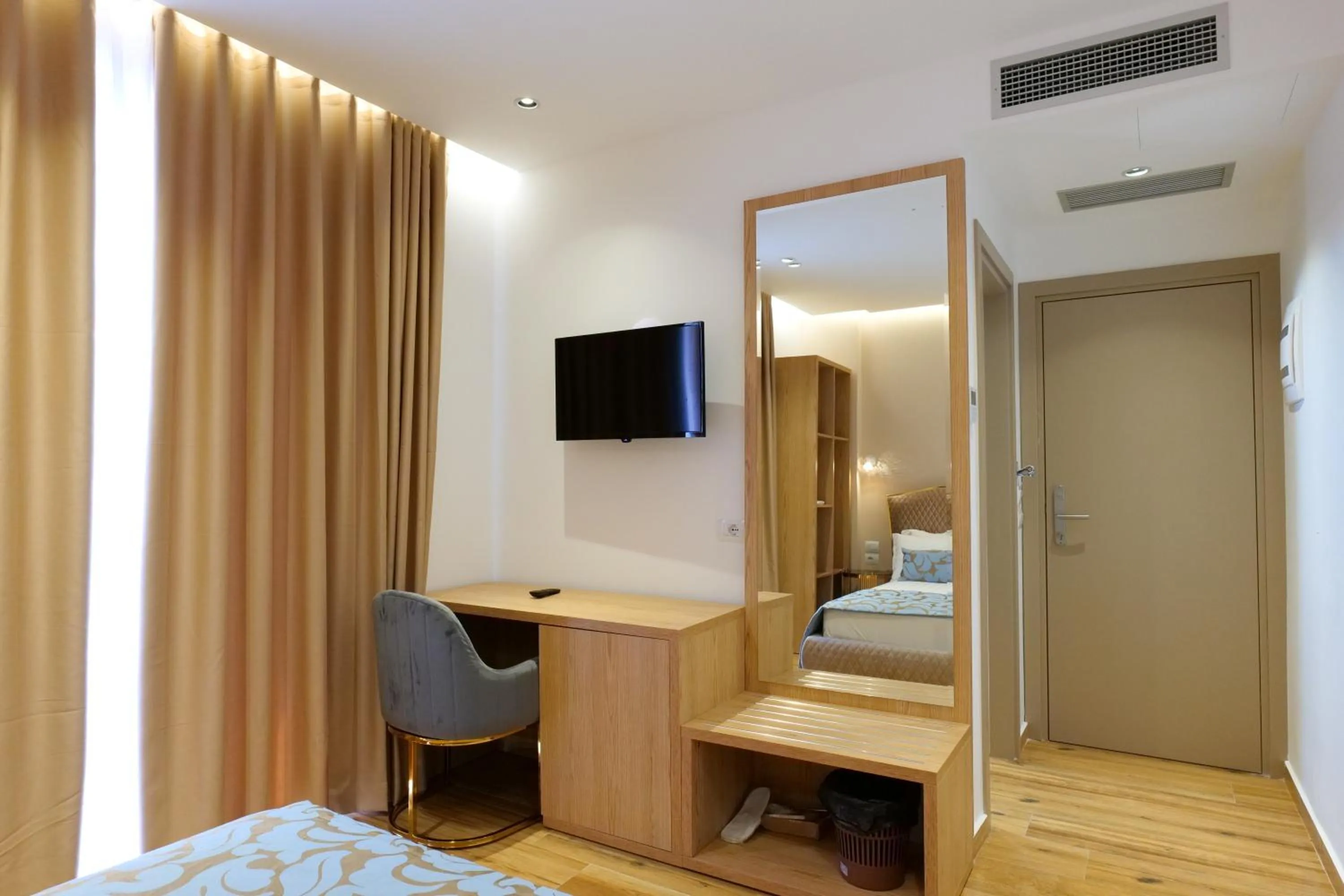 TV and multimedia, Bed in Bora Bora Hotel Ksamil