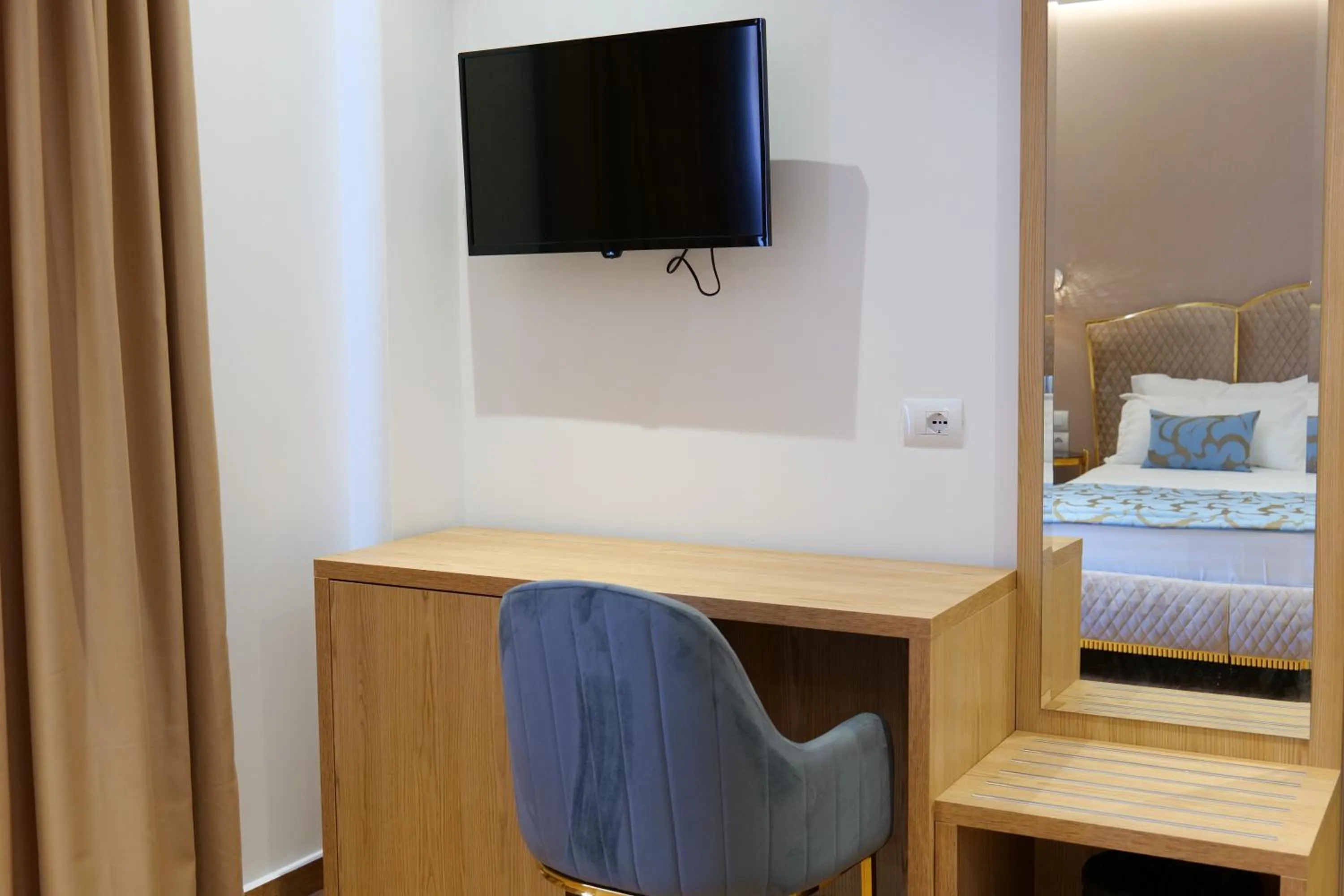 TV and multimedia, Bed in Bora Bora Hotel Ksamil