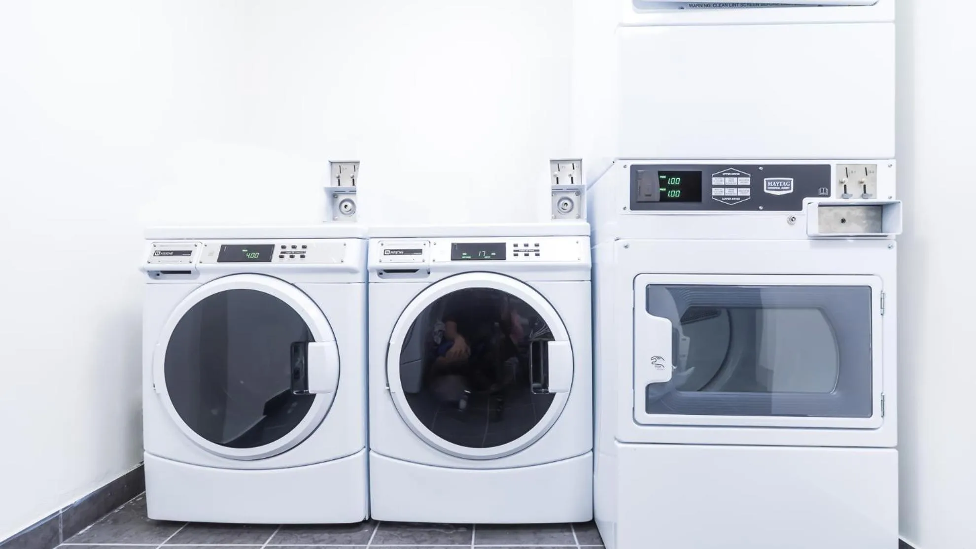 Communal lounge/ TV room in Batavia Apartments