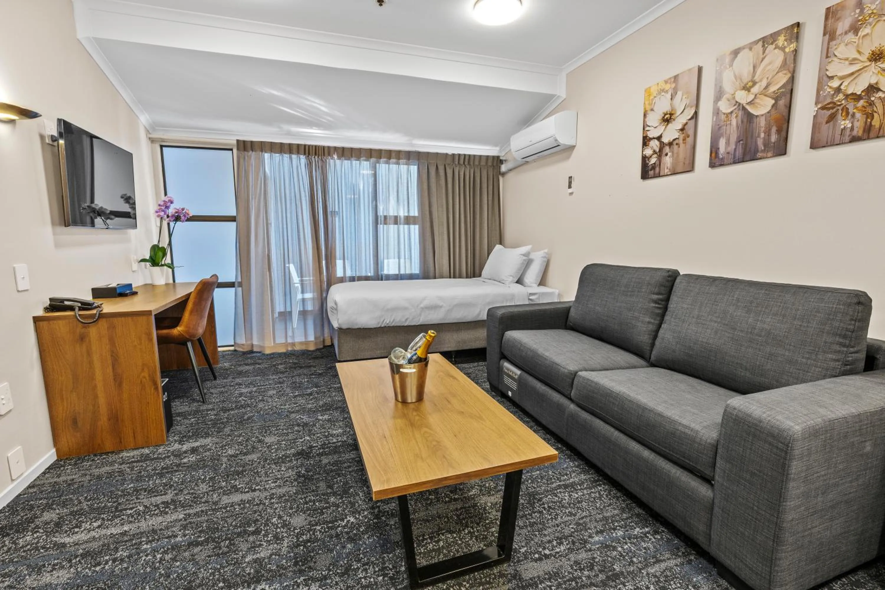 Living room, Bed in Imperial Hotel Rotorua