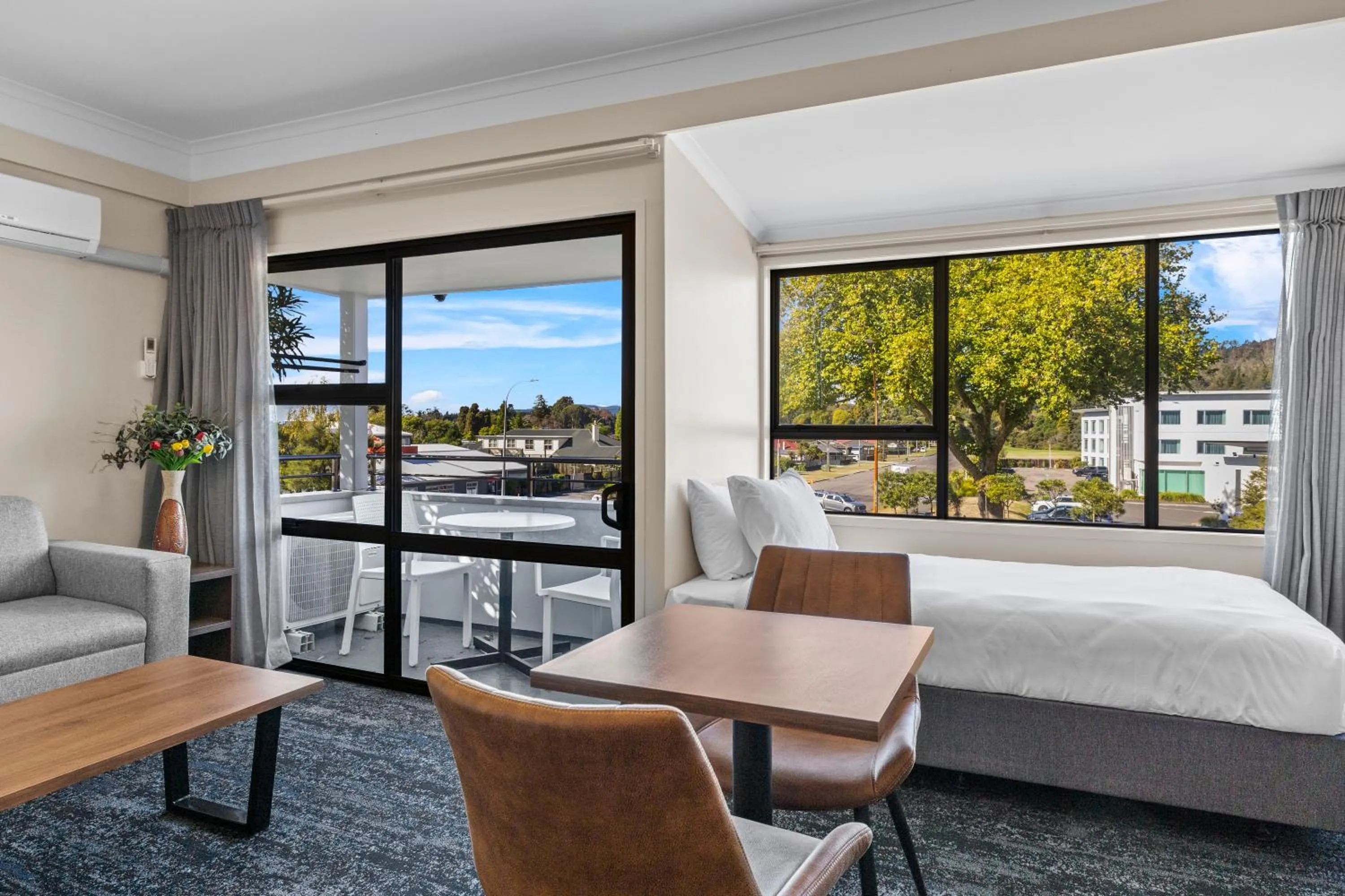 Living room, Bed in Imperial Hotel Rotorua