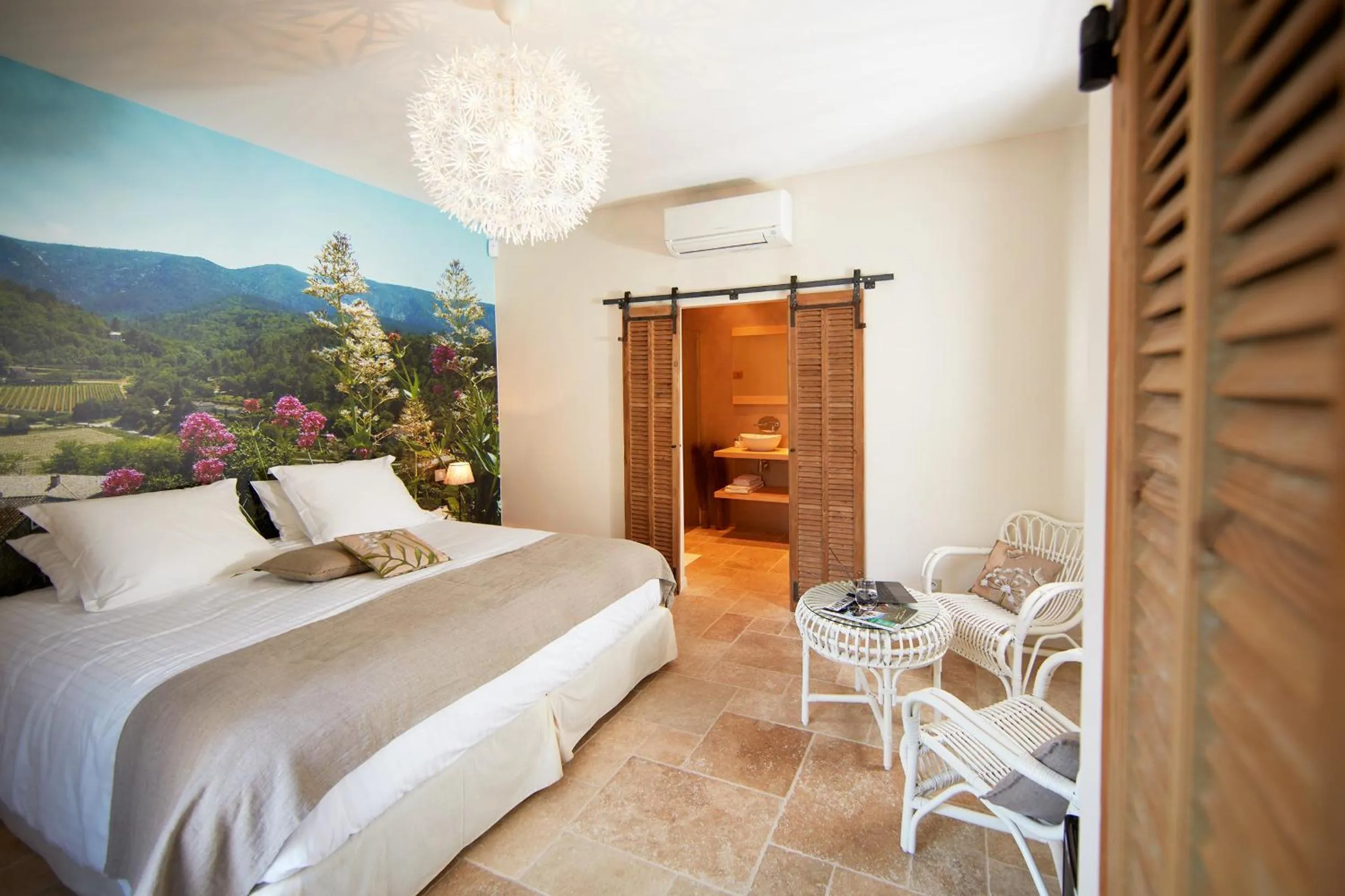 Photo of the whole room, Bed in Les Mazets du Luberon