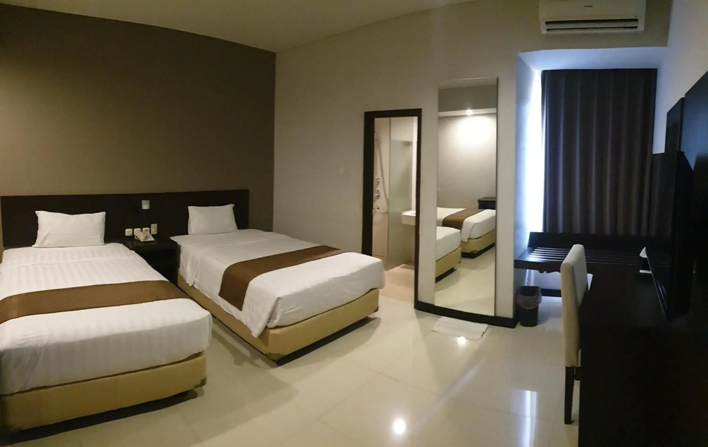 Deluxe Twin Room in Grage Hotel Malang by TOS Deluxe Twin Room in Grage Hotel Malang by TOS