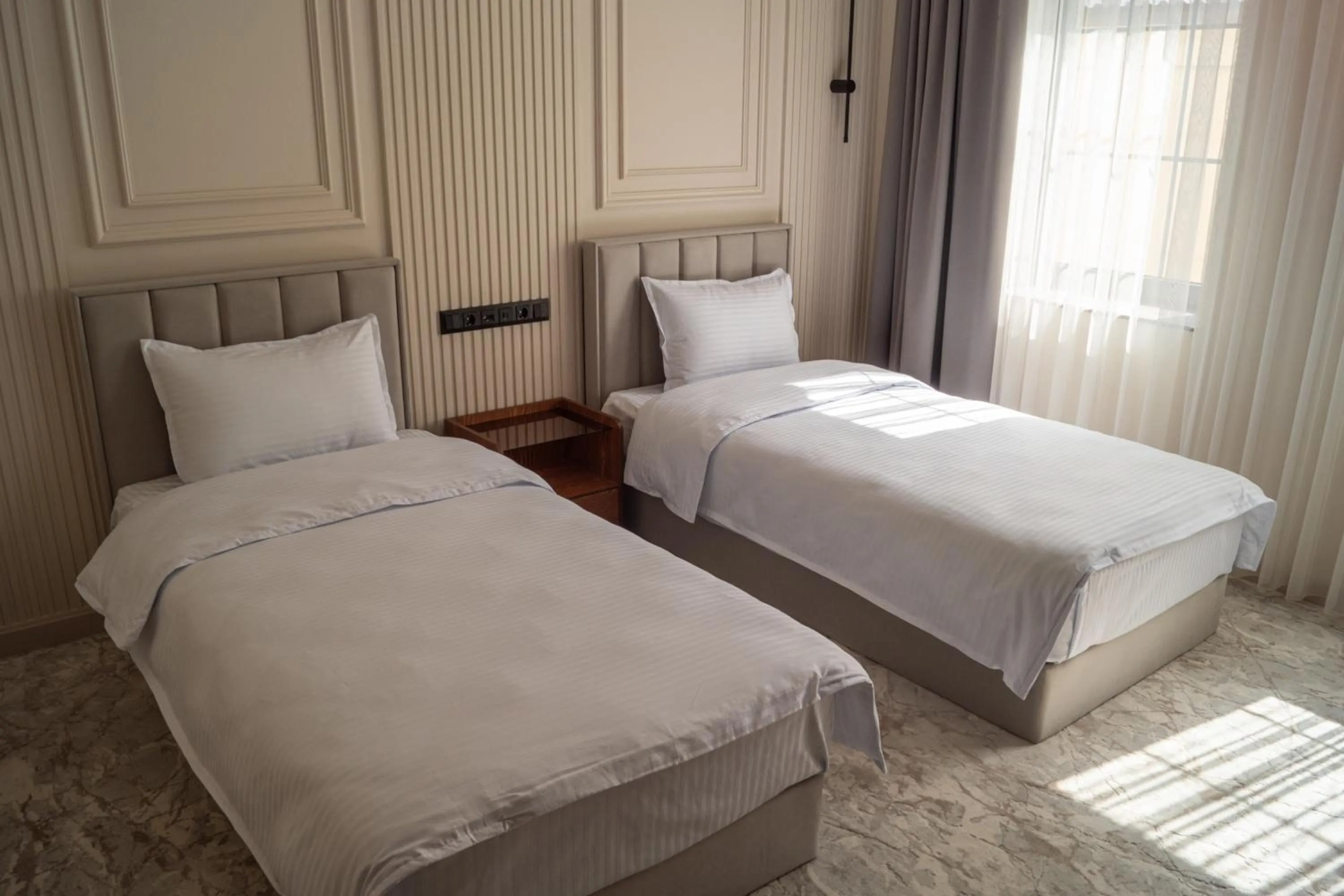 Bed in Meridian Plaza by Reikartz