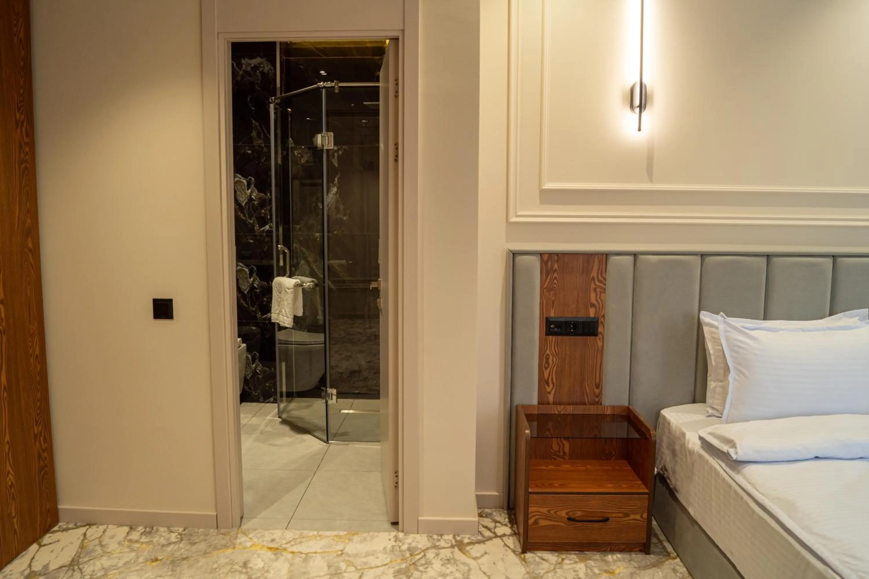 Bed in Meridian Plaza by Reikartz