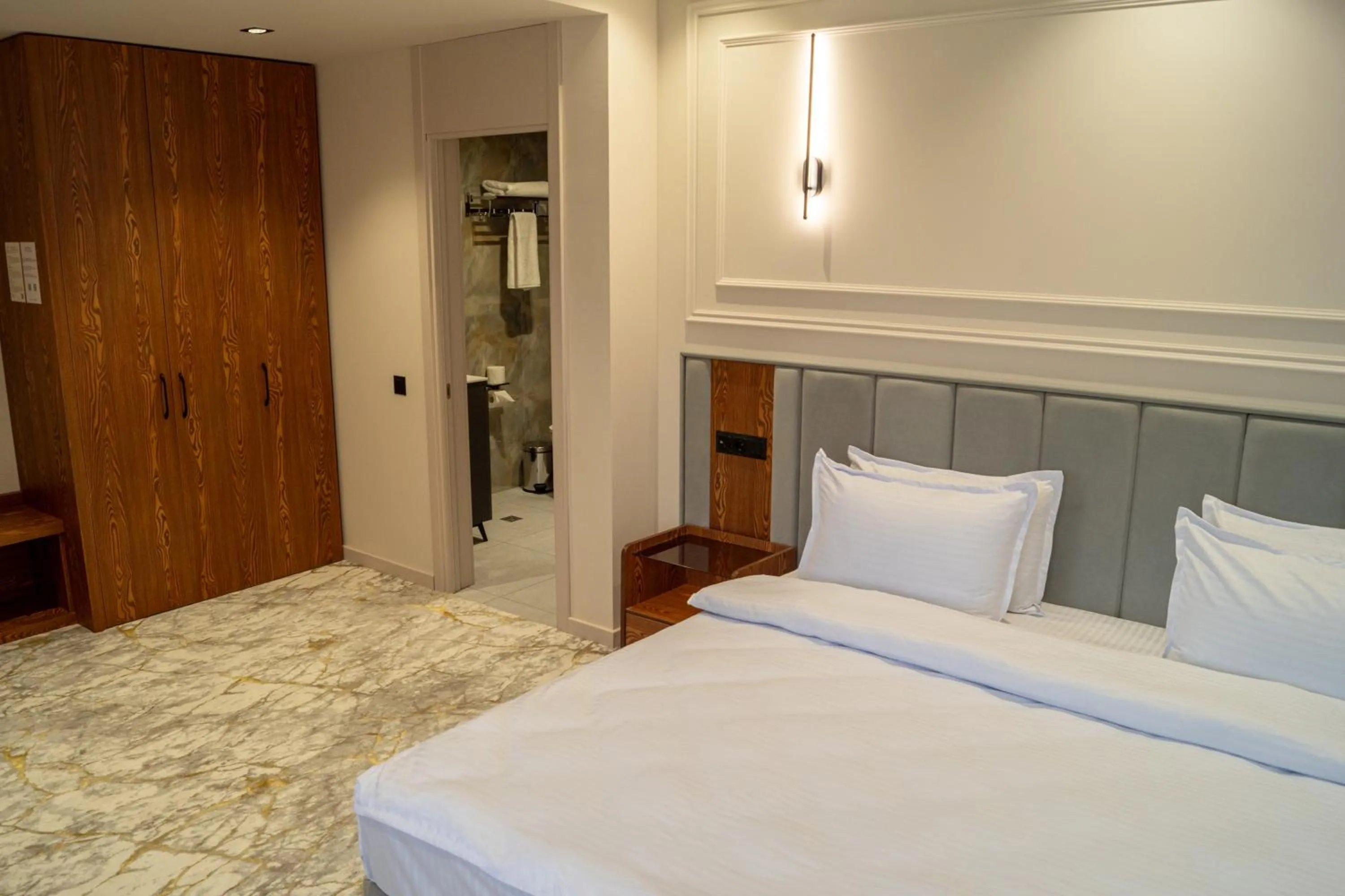 Bed in Meridian Plaza by Reikartz