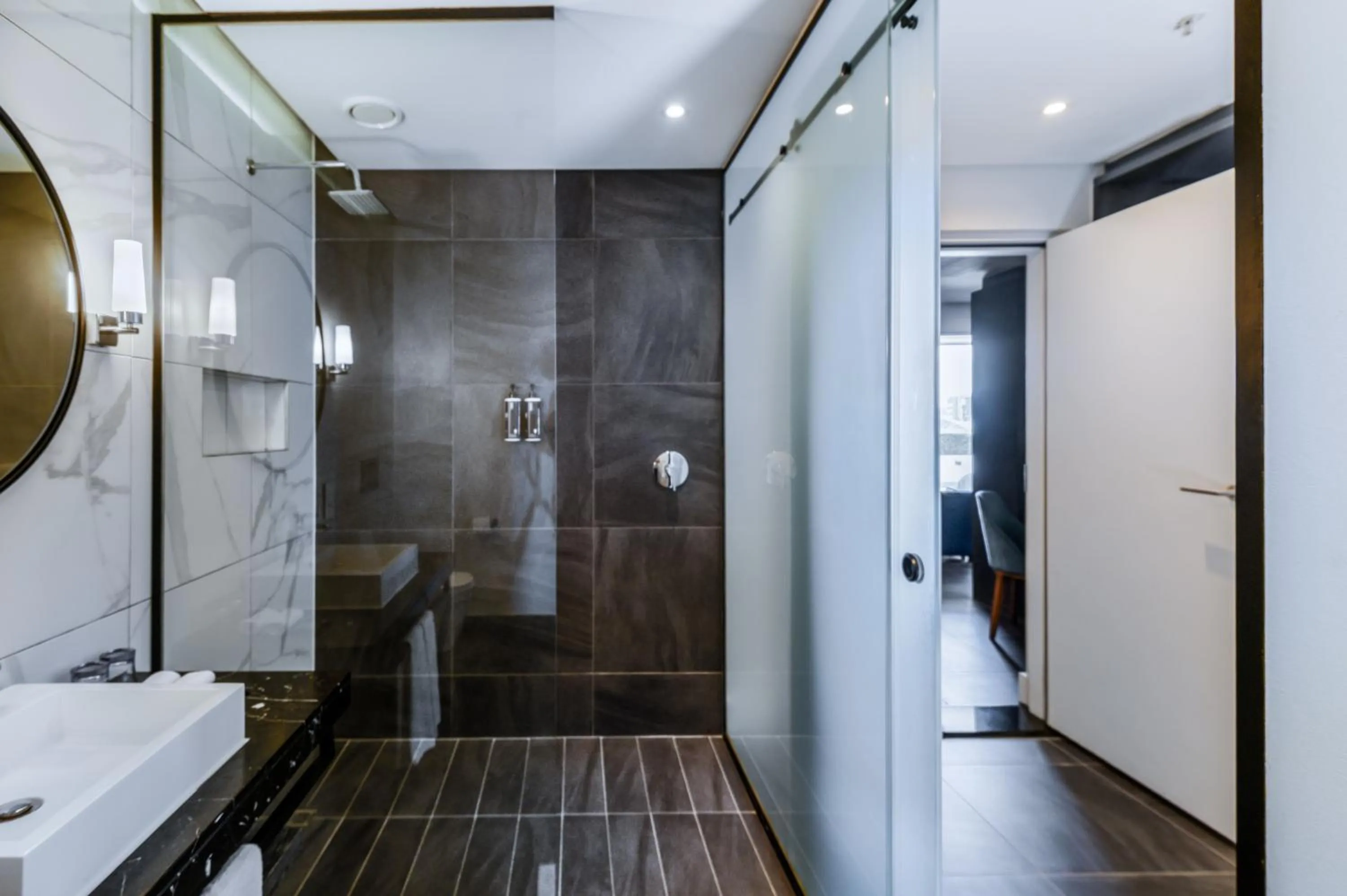 Shower in The Capital Mirage