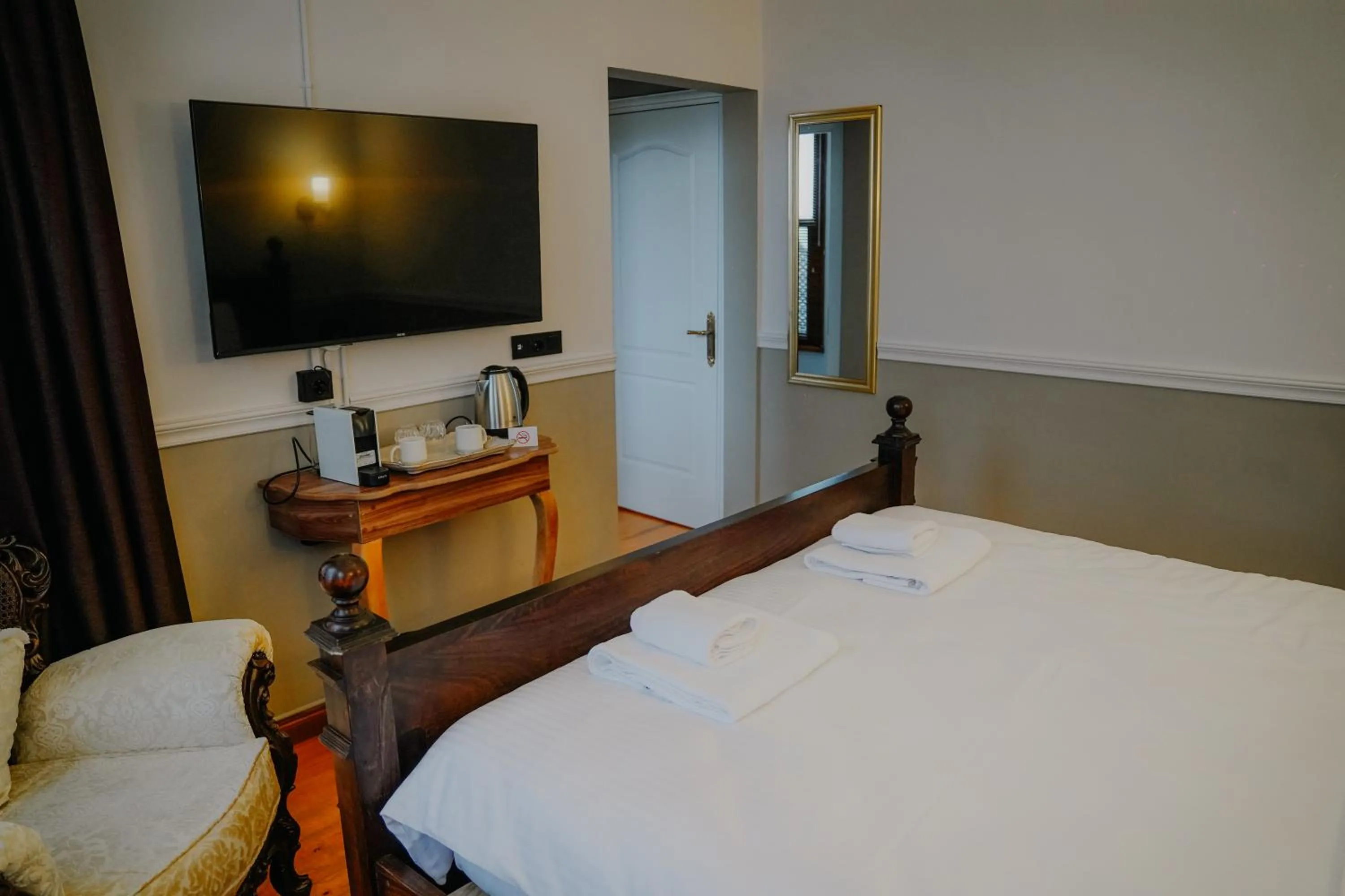 Photo of the whole room, Bed in Leila Mansion Hotel