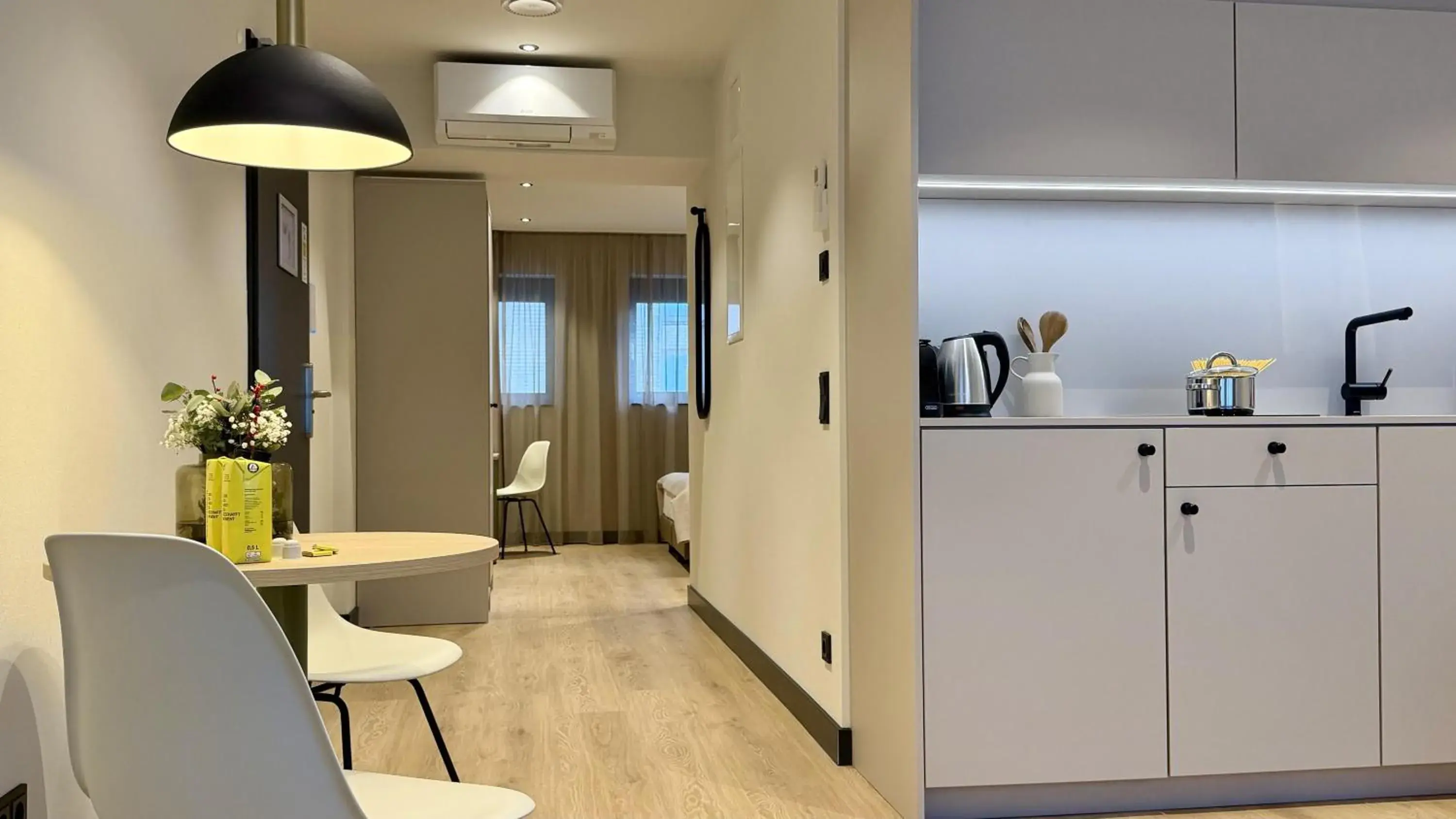 Luxury Apartment with One Queen Bed and Sofa Bed - Air-Conditioned in ipartment Cologne Oper Luxury Apartment with One Queen Bed and Sofa Bed - Air-Conditioned in ipartment Cologne Oper