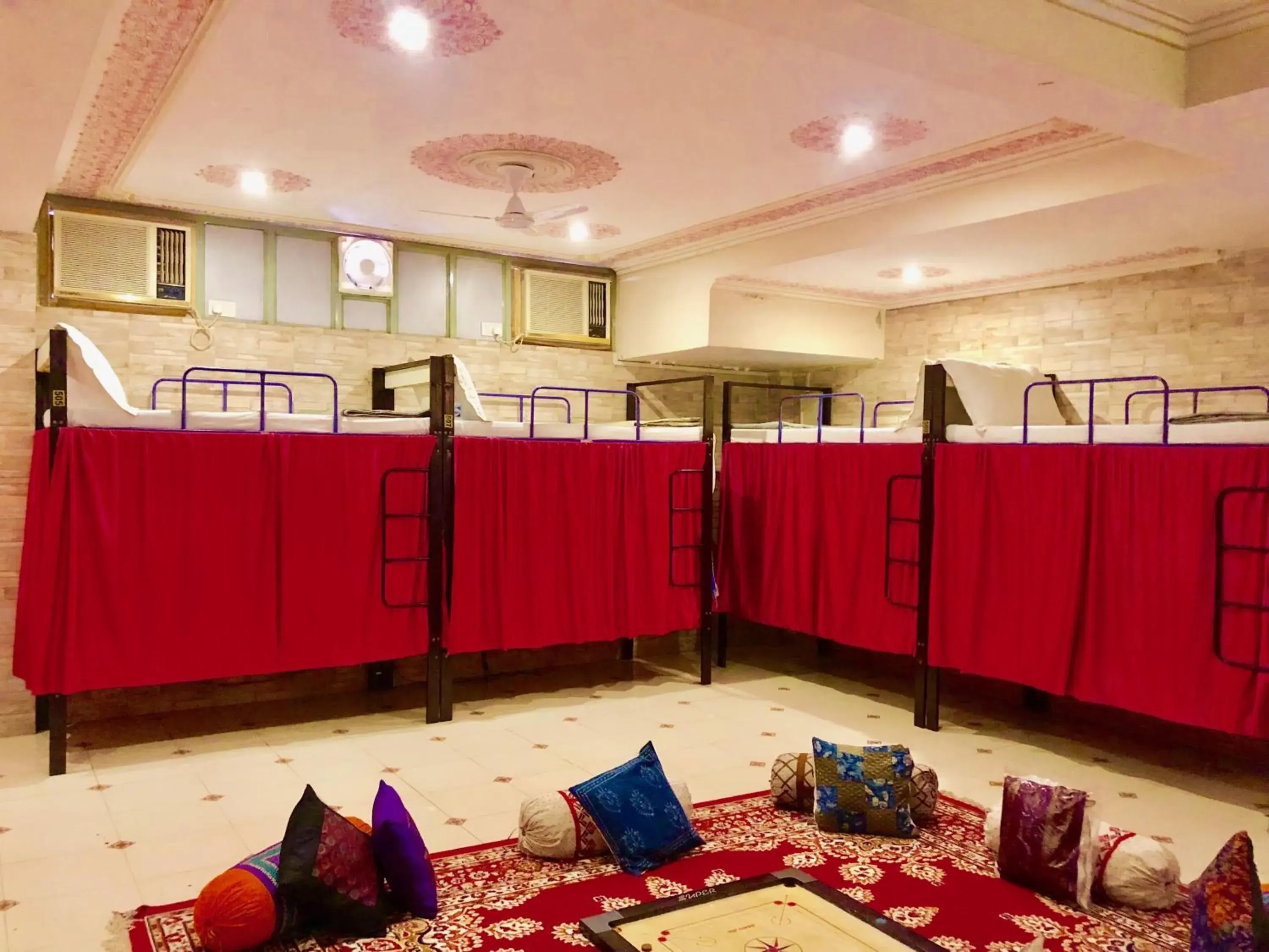 Bed in 10-Bed Mixed Dormitory Room A/C in Hotel Classic Inn Near Jaipur Railway Station Bed in 10-Bed Mixed Dormitory Room A/C in Hotel Classic Inn Near Jaipur Railway Station