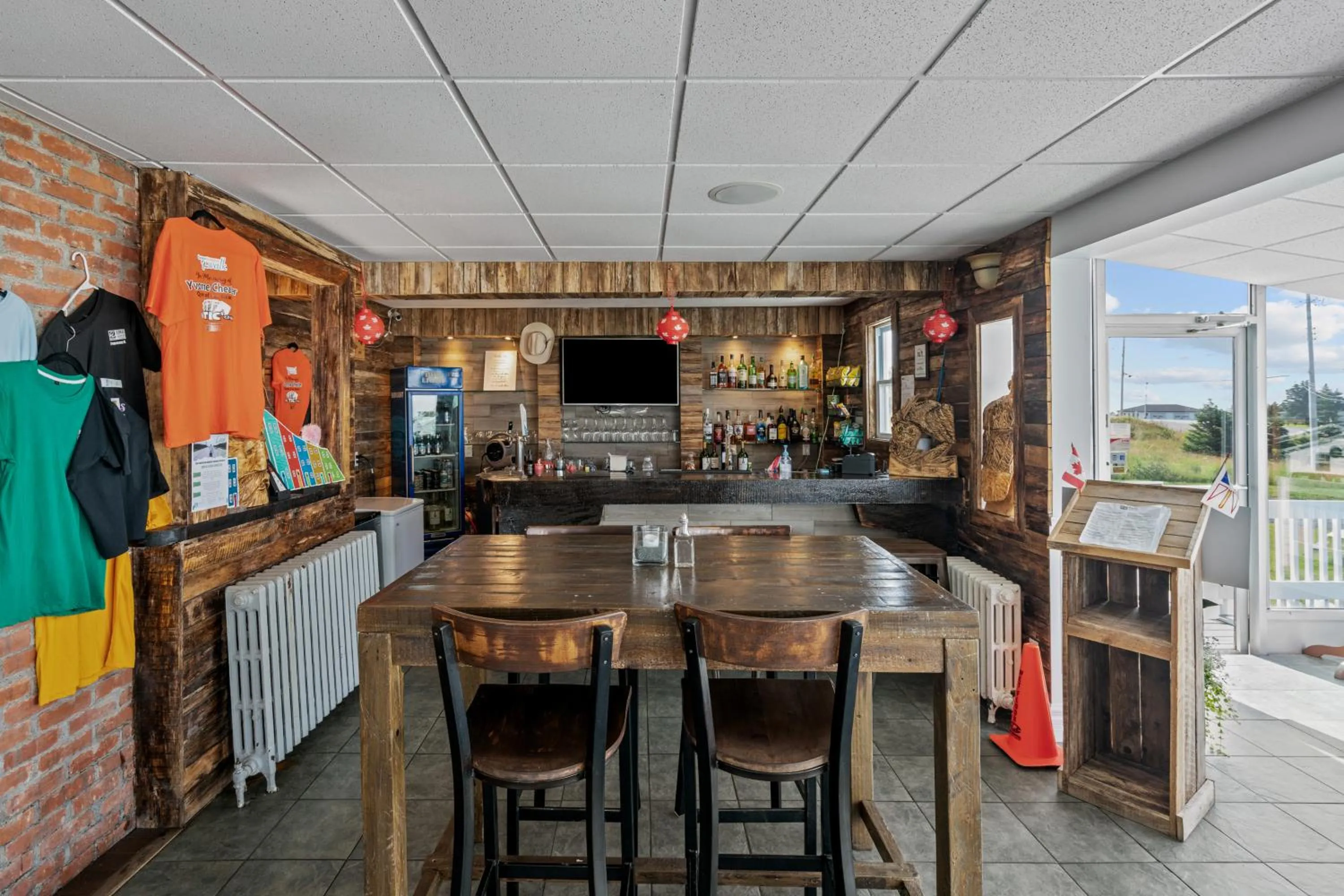 Lounge or bar in Edge of the Avalon Inn