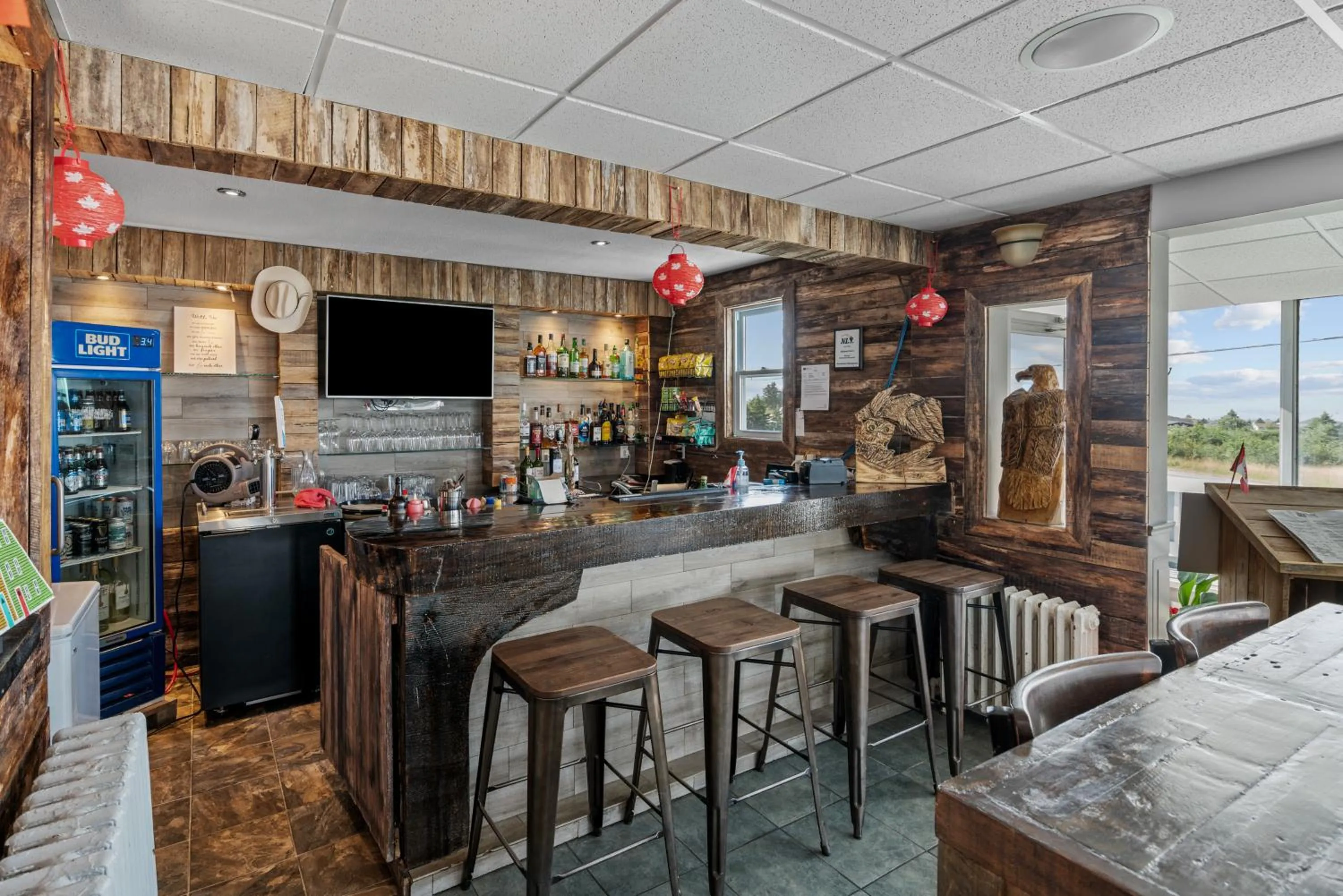 Lounge or bar in Edge of the Avalon Inn
