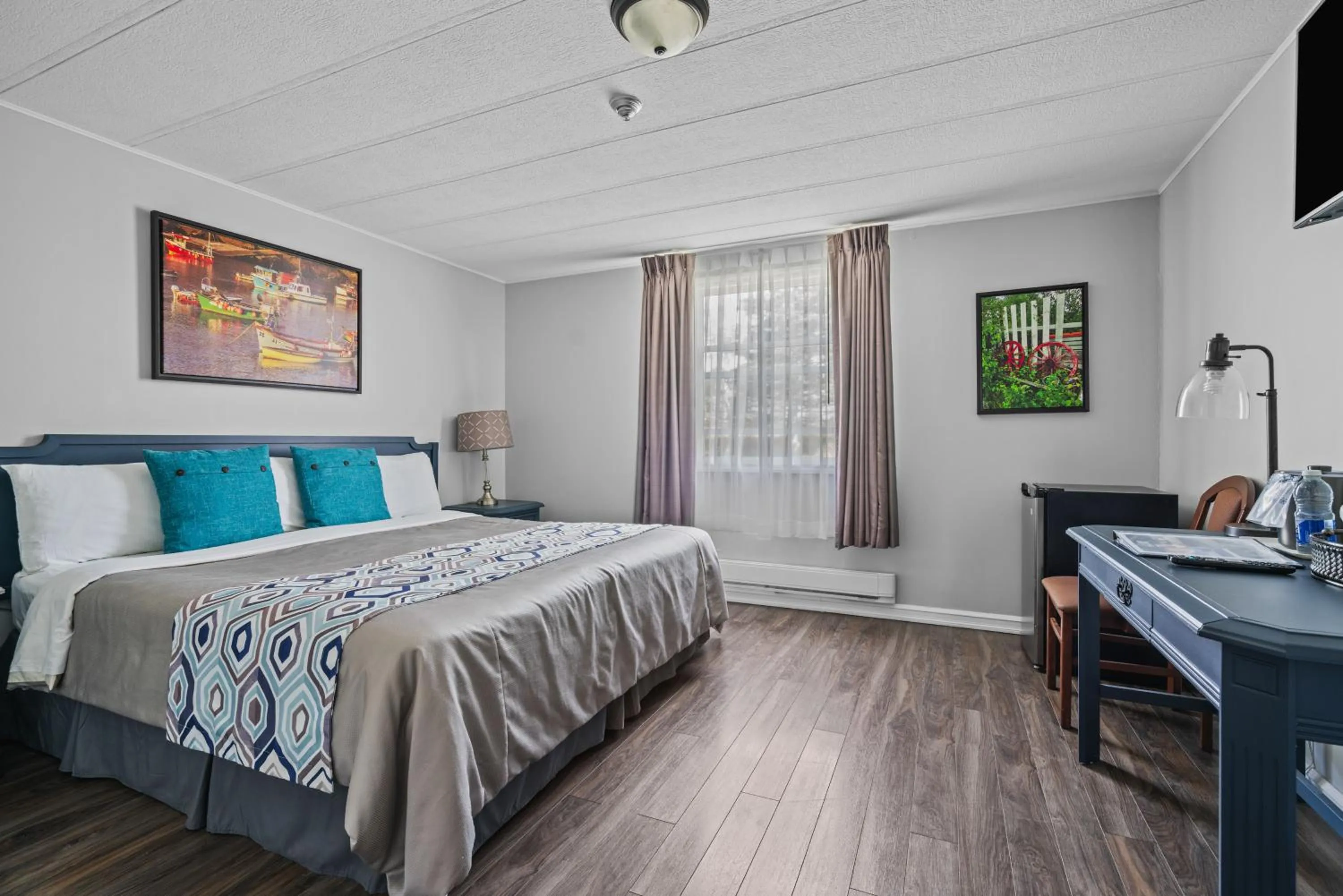 Bedroom, Bed in Edge of the Avalon Inn