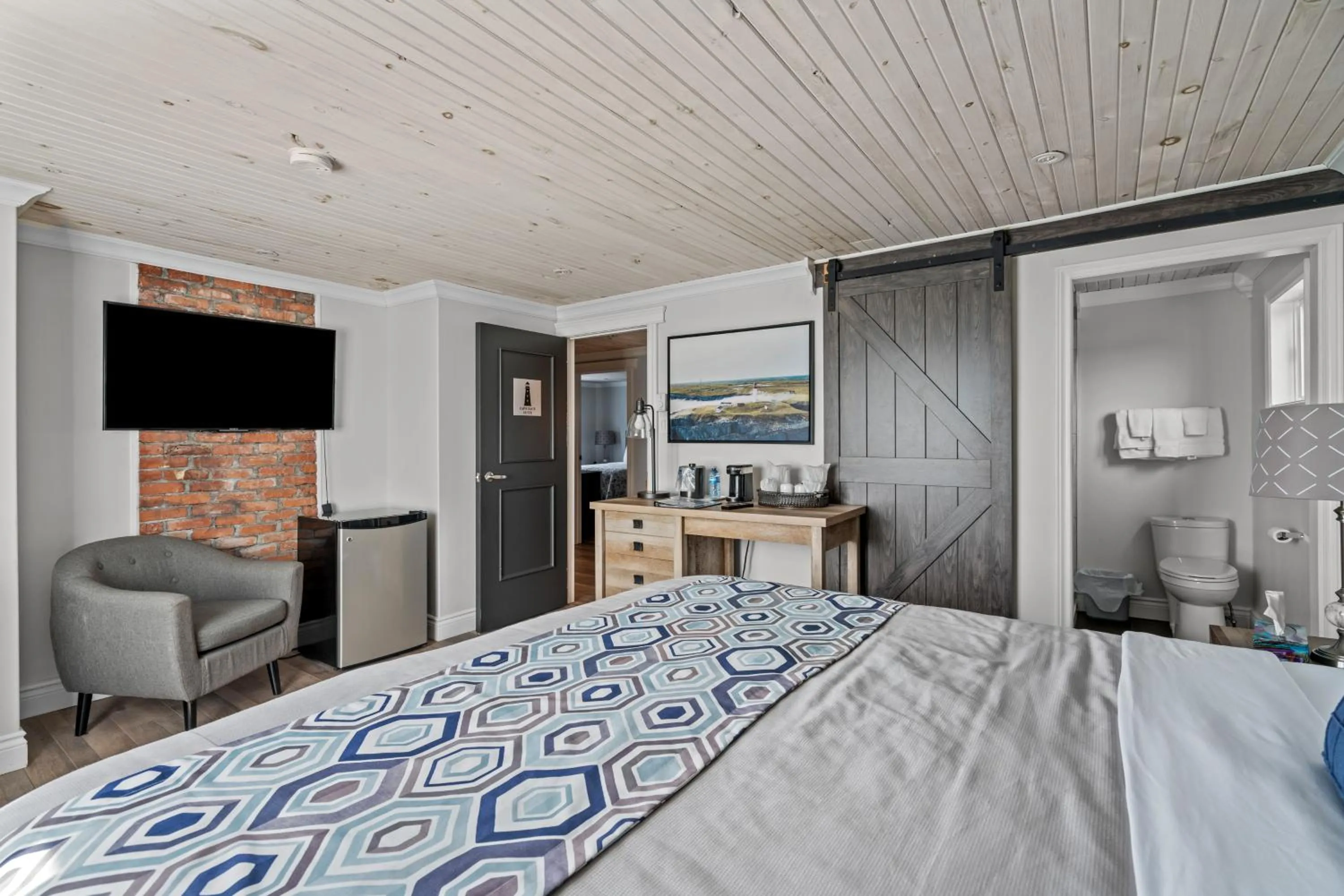 Bedroom, Bed in Edge of the Avalon Inn