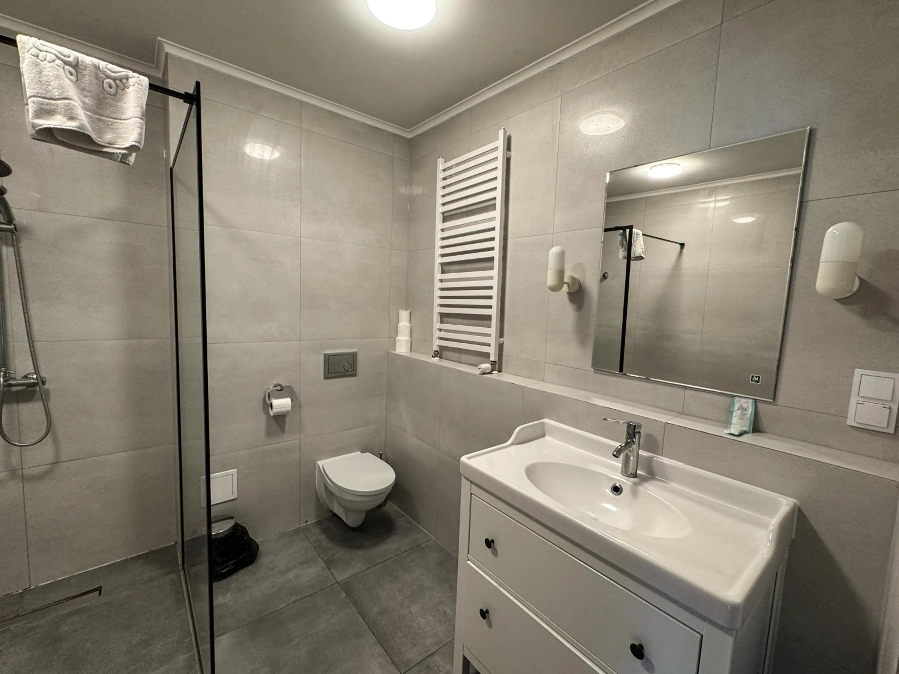 Shower in Hotel Echo