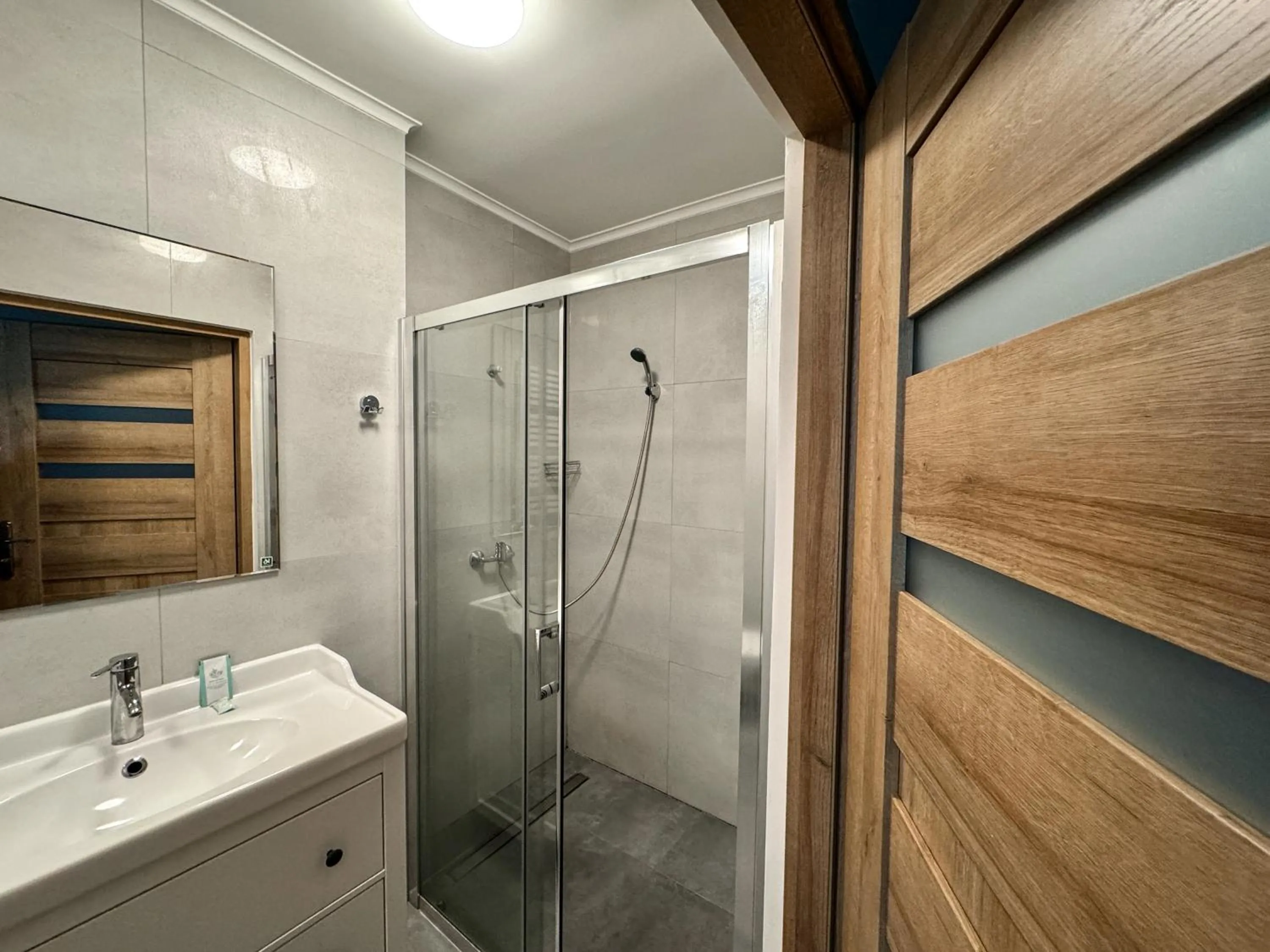 Shower in Hotel Echo