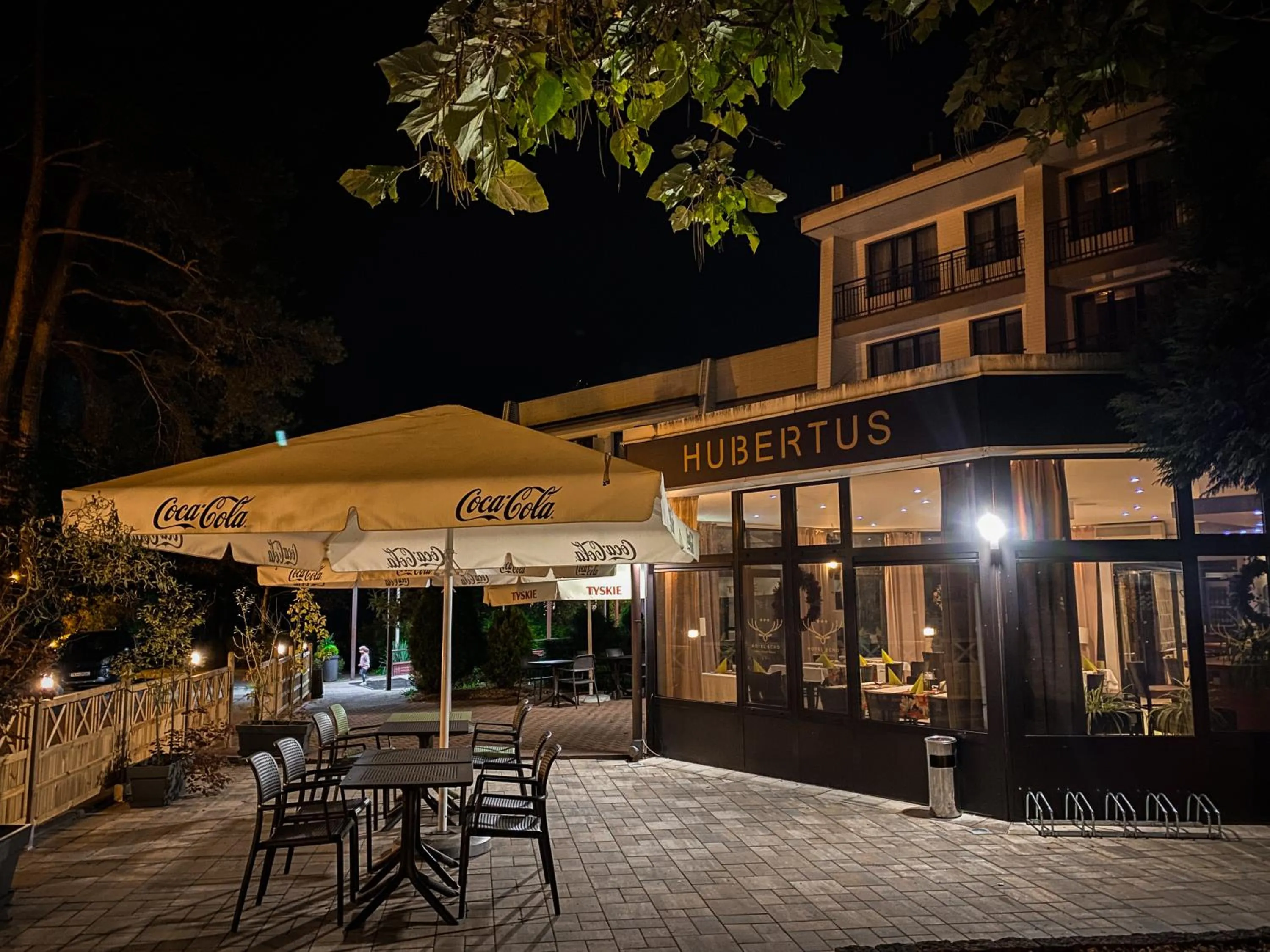 Restaurant/places to eat in Hotel Echo